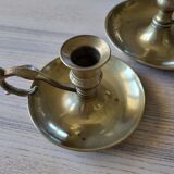 Paire de bougeoirs à poucier en laiton