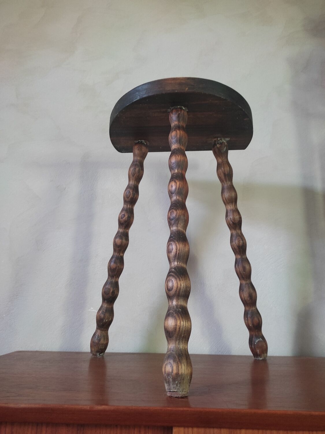 Stool, plant holder with beaded feet