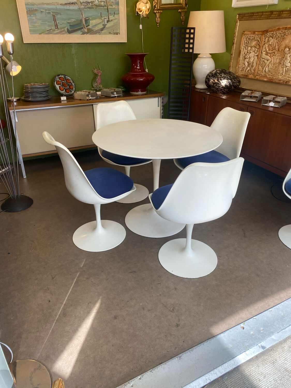 Round table set with 4 chairs E. Saarinen