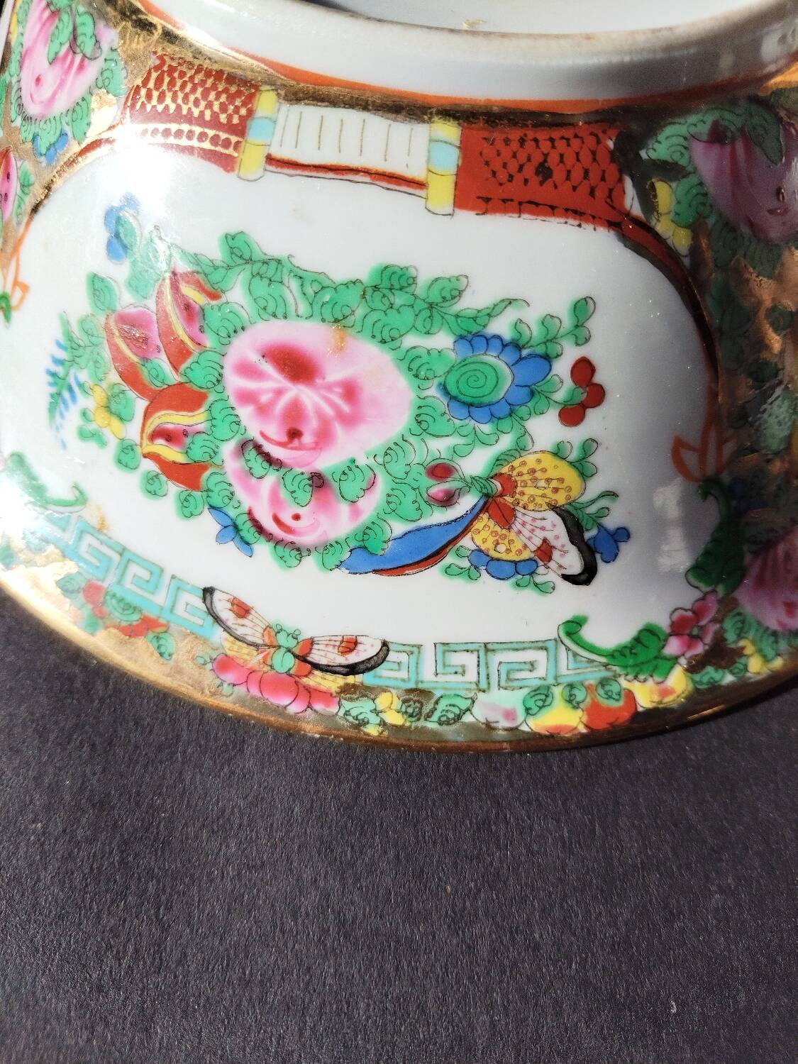 Chinese porcelain bowl with floral and bird decoration – Famille Rose style