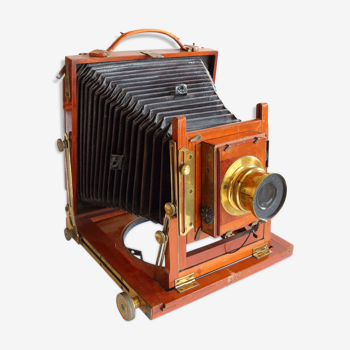 Old mahogany camera with half-platelet bellows