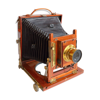 Old mahogany camera with half-platelet bellows