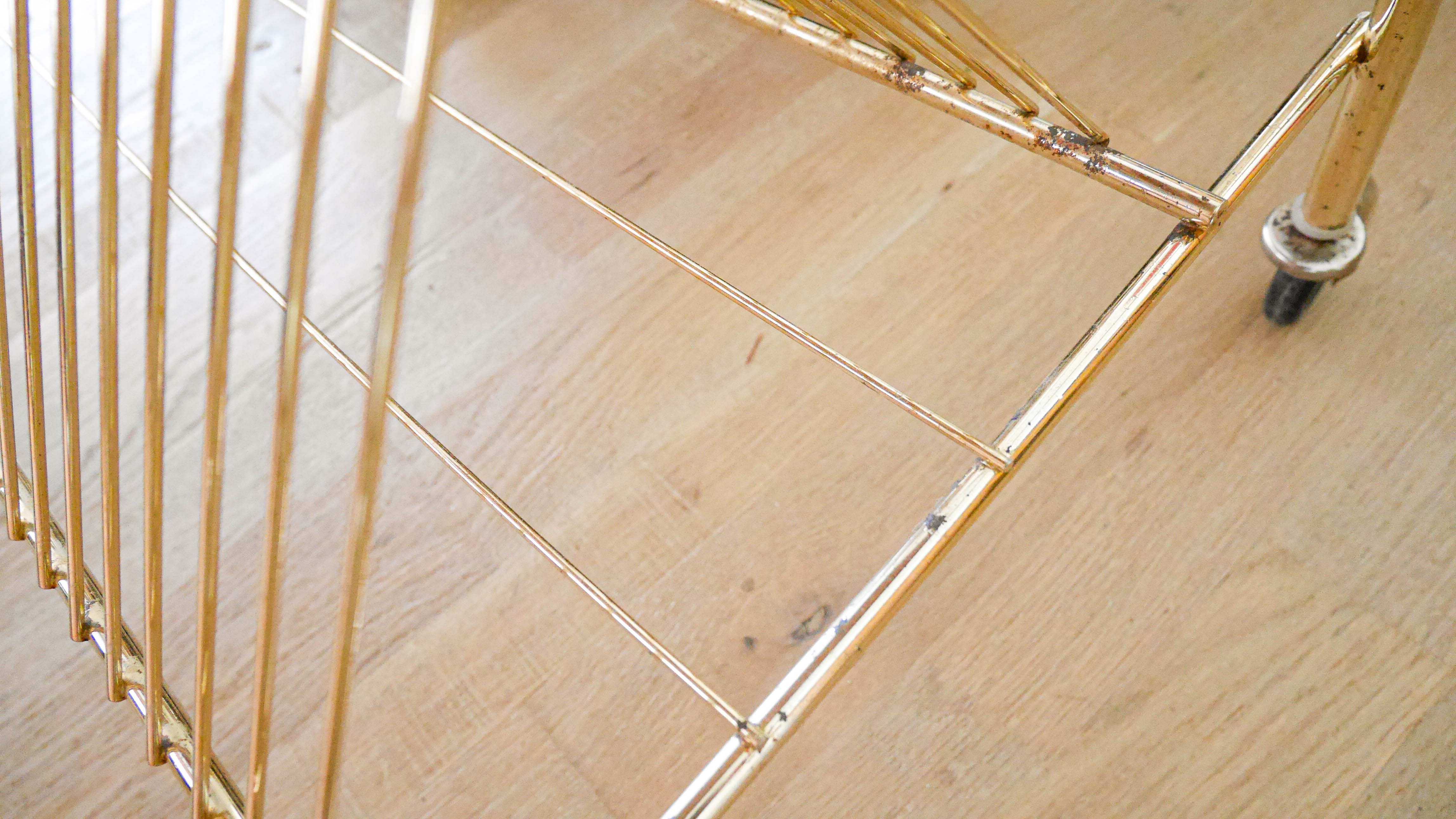 Vinyl service in gilded metal, with wooden top