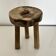 Tabouret tripode patiné 