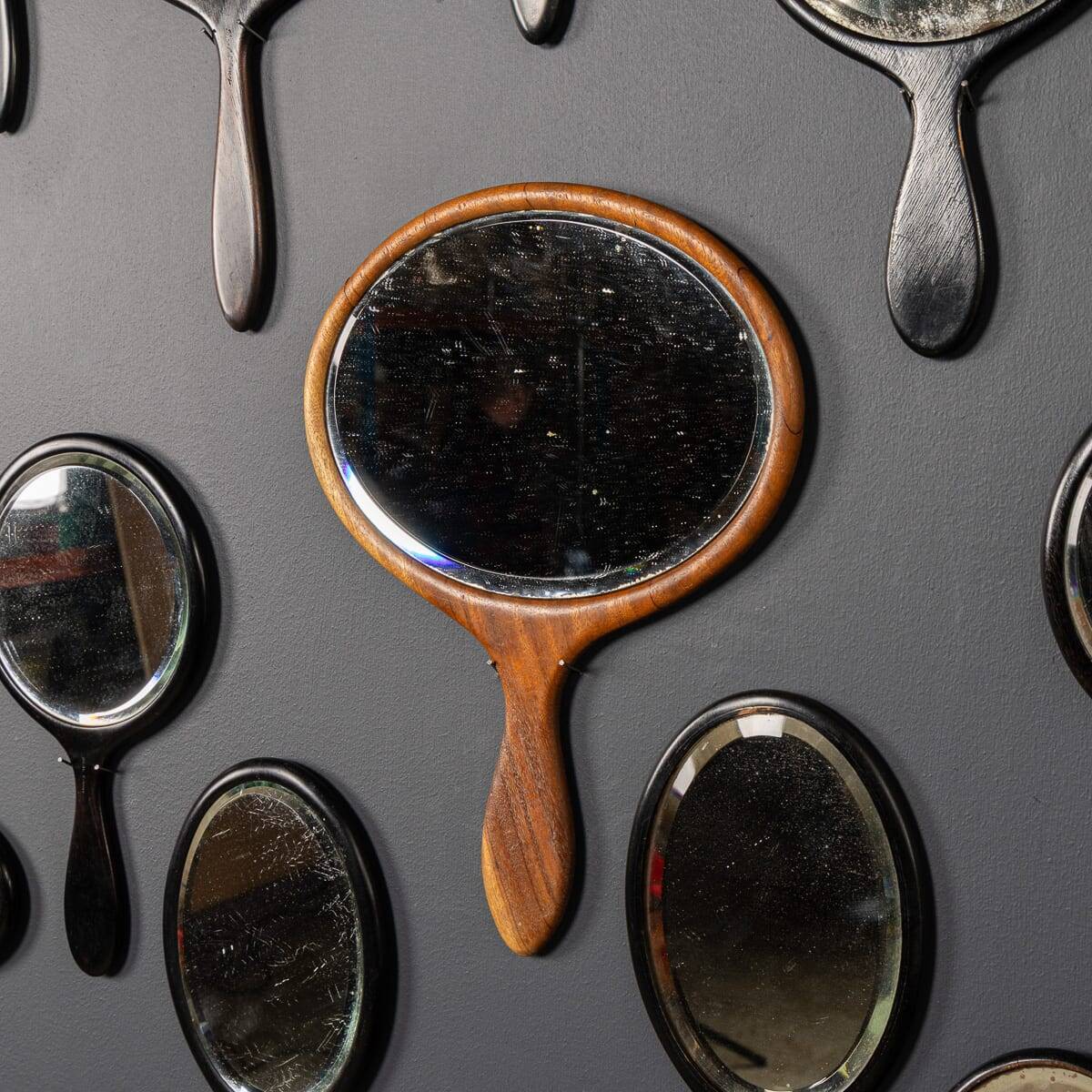 Collection antique du 19ème siècle de vingt-cinq miroirs à main en bois
