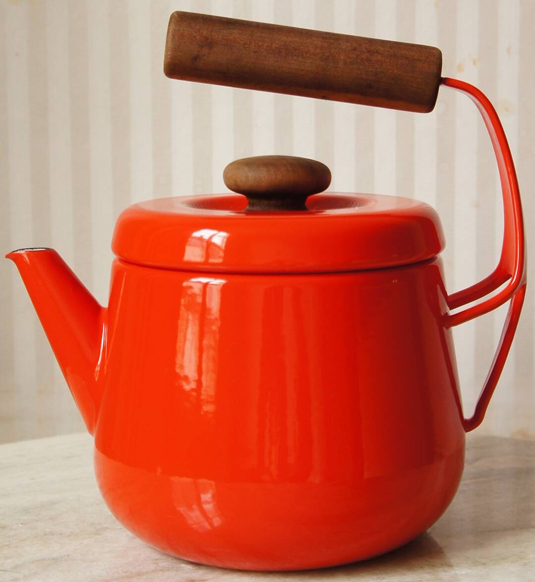 Kobenstyle Jens Quistgaard kettle in enameled metal & solid wood