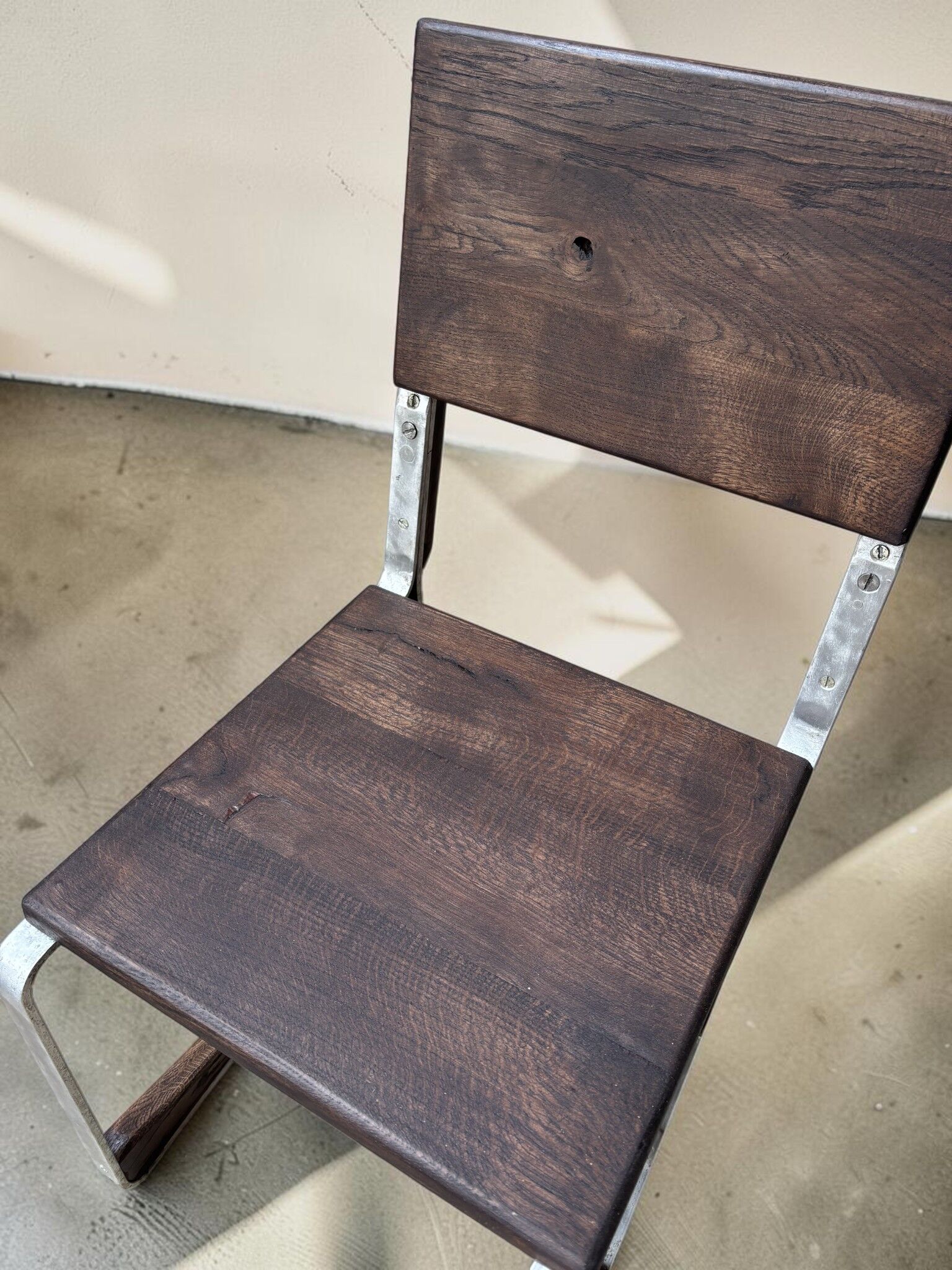 Chaise basse de salon — chêne et chrome, années 1930
