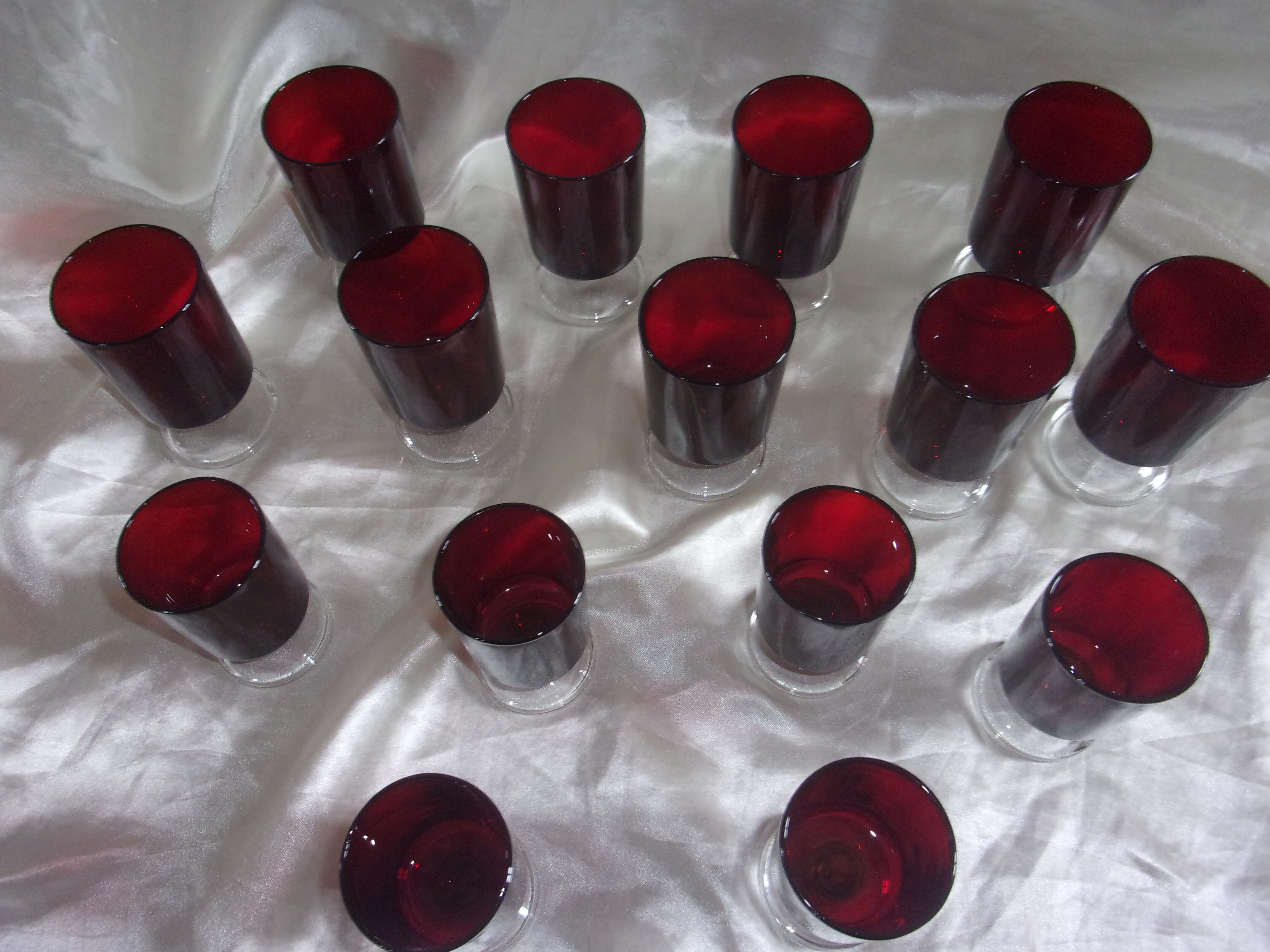 Set of 15 stemmed glasses year 70