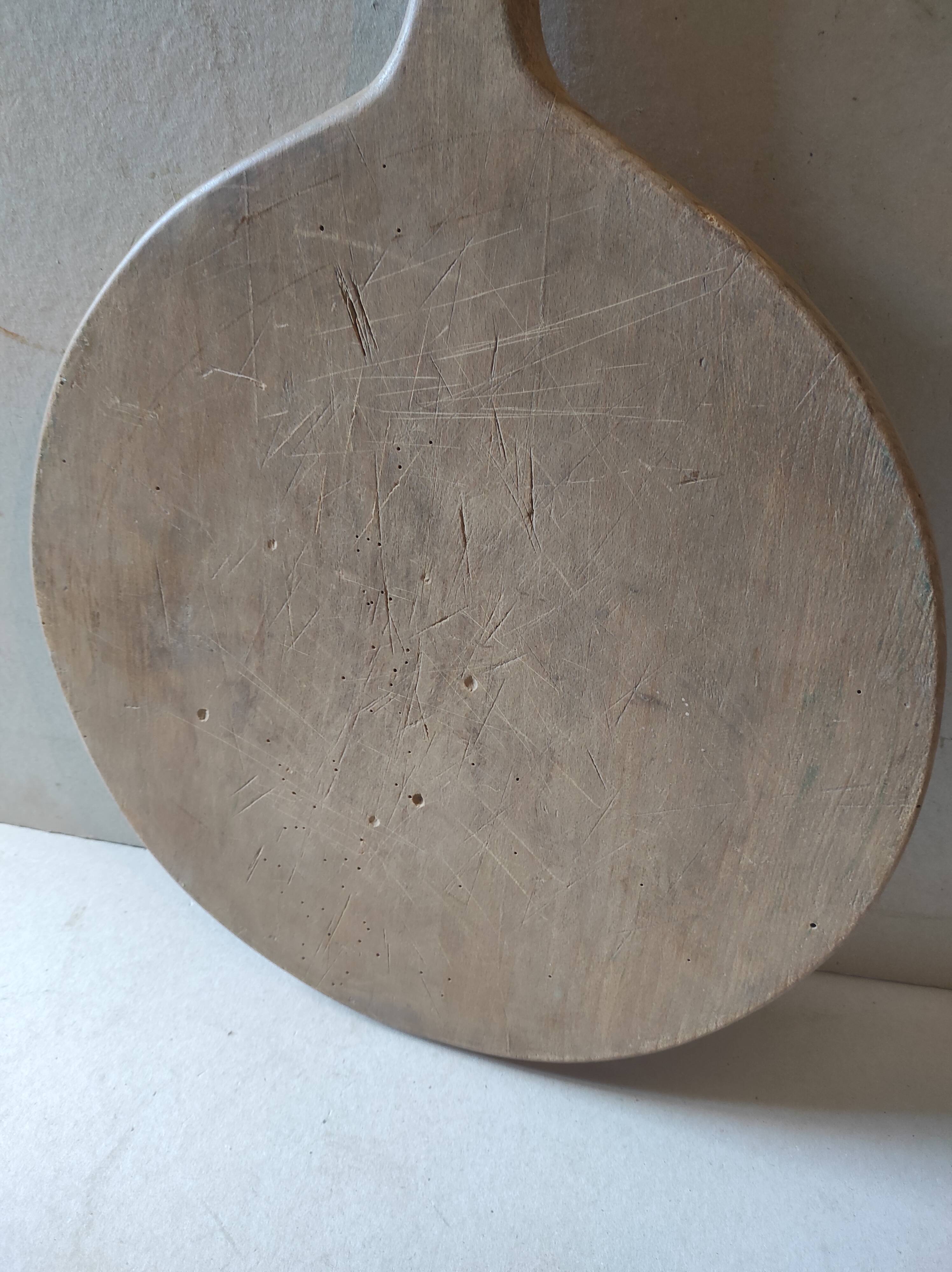 Old round pizza cutting board