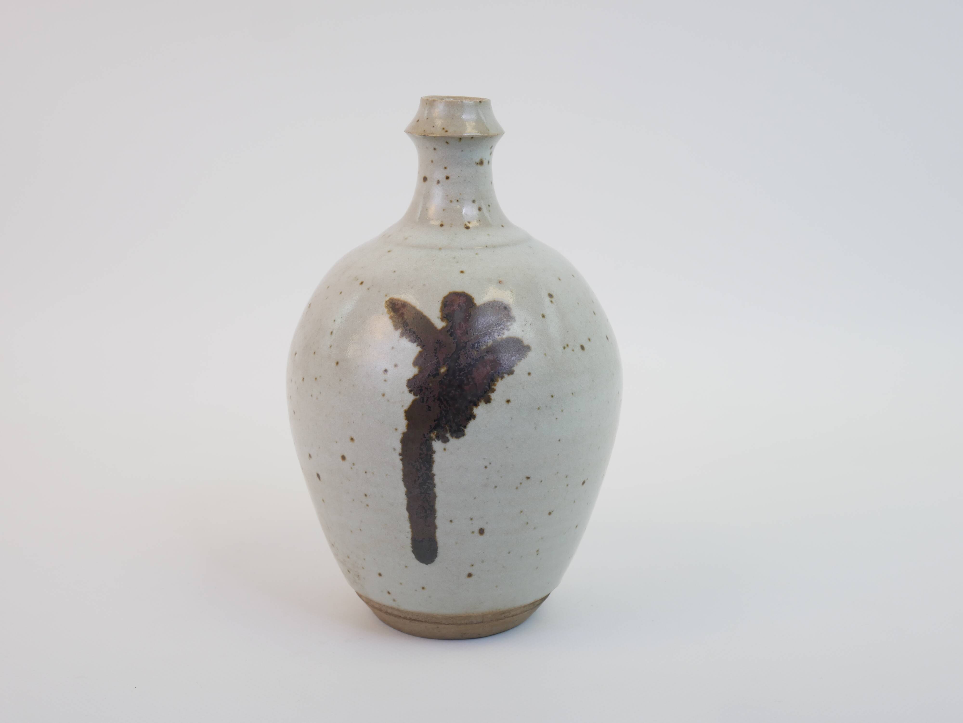 Bouteille en grès à motif végétal abstrait signé Herbes Folles