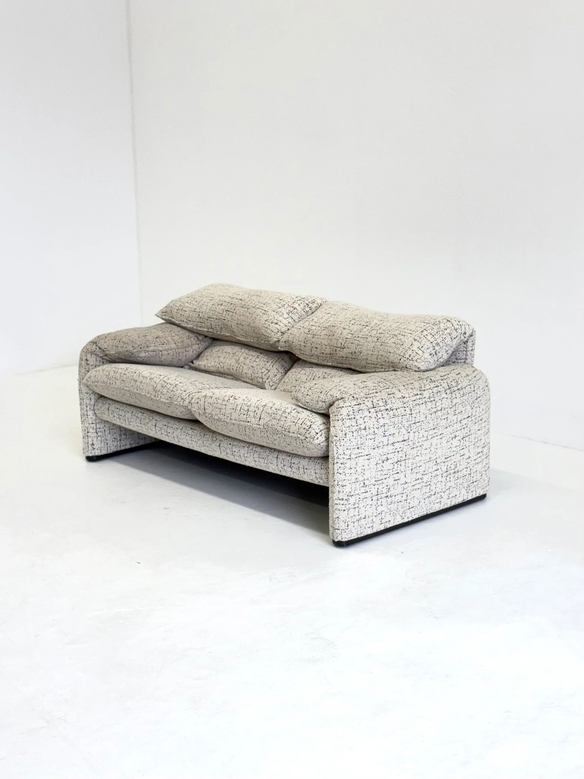 Cassina Maralunga 2-seater sofa by Vico Magistretti off-white with subtle pattern