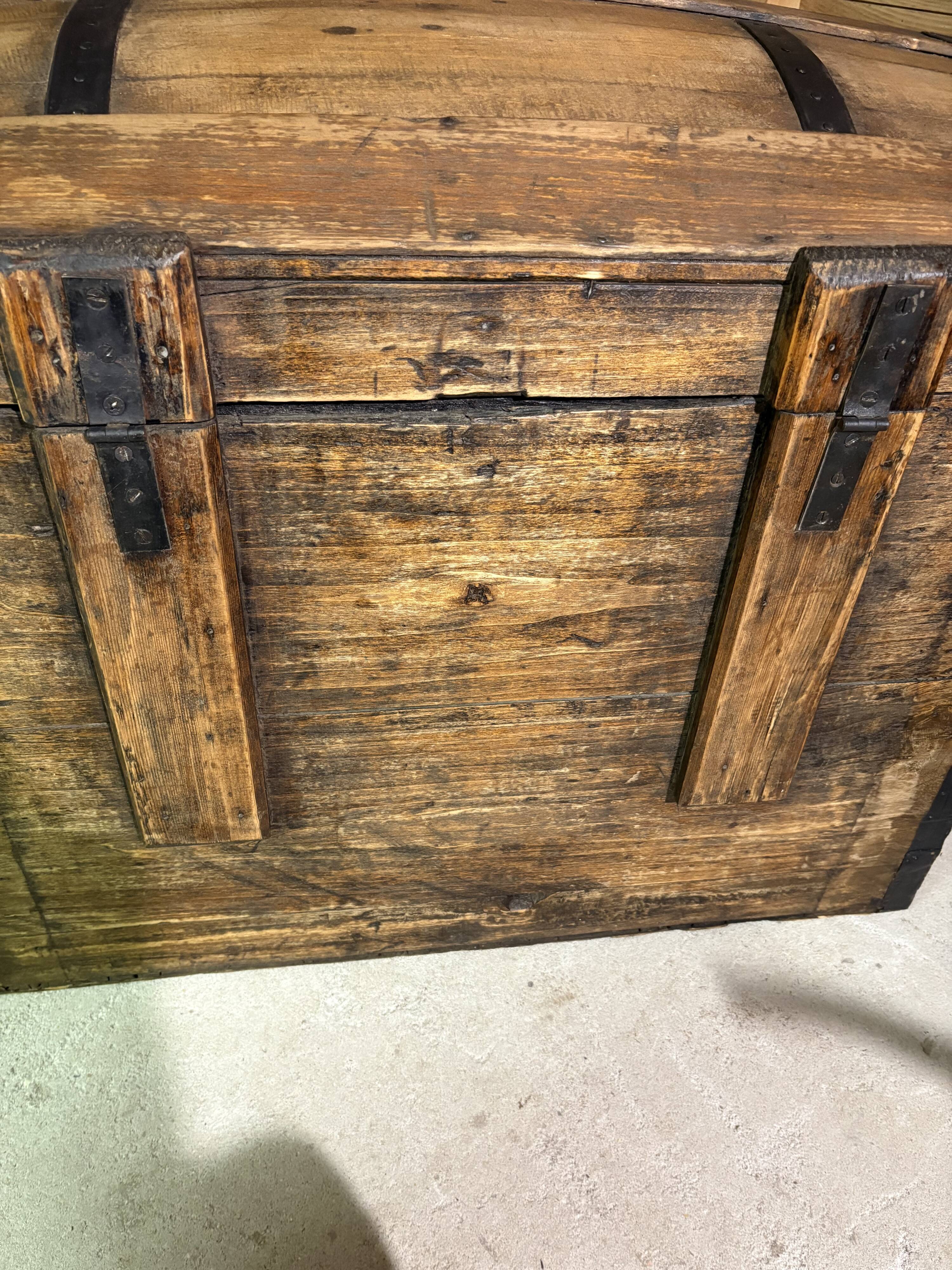 Renovated old wooden trunk – storage box / vintage decor
