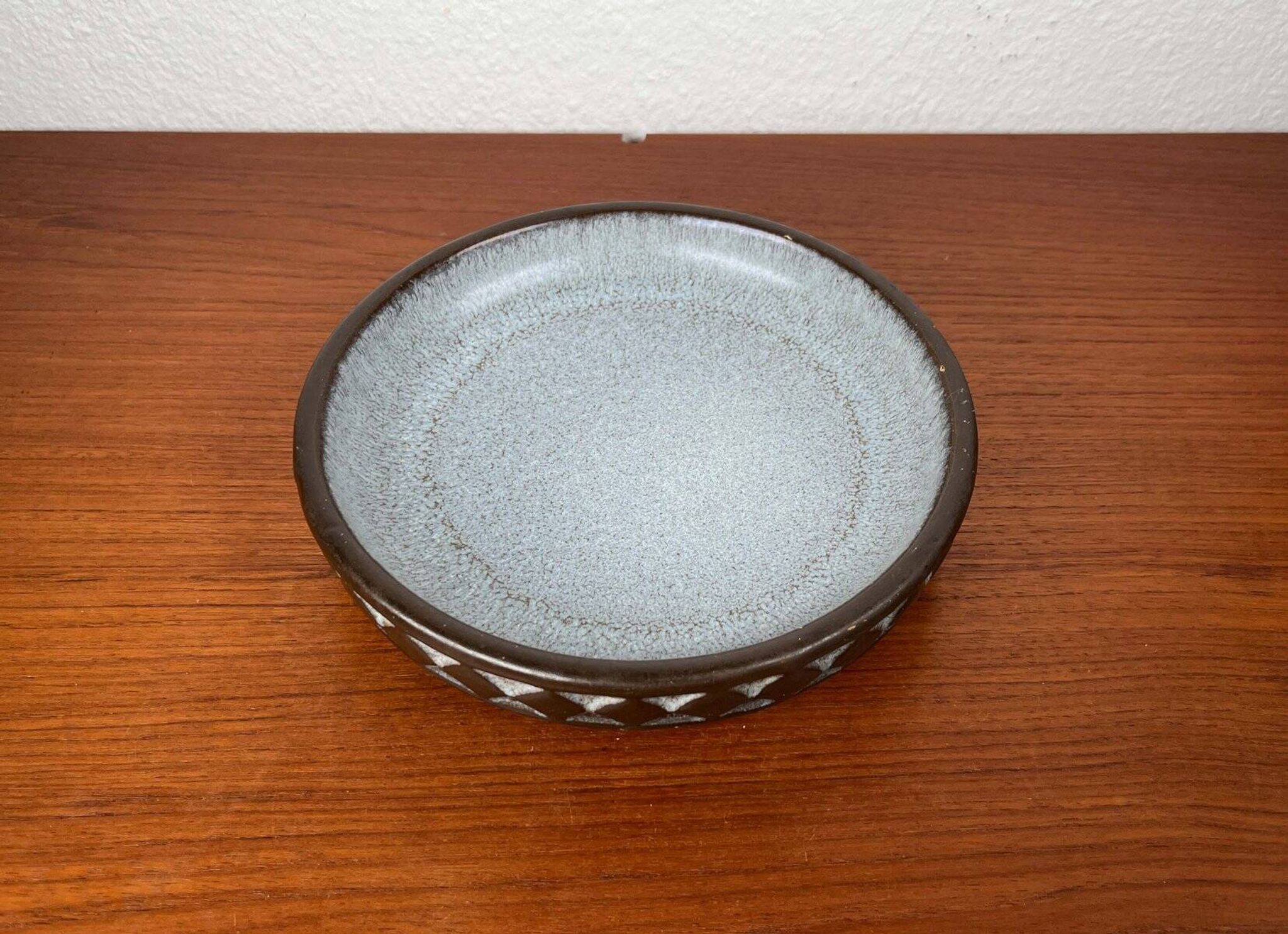 Bowl in modern Danish studio pottery from the mid-century by Frank Keramik, 1960s.