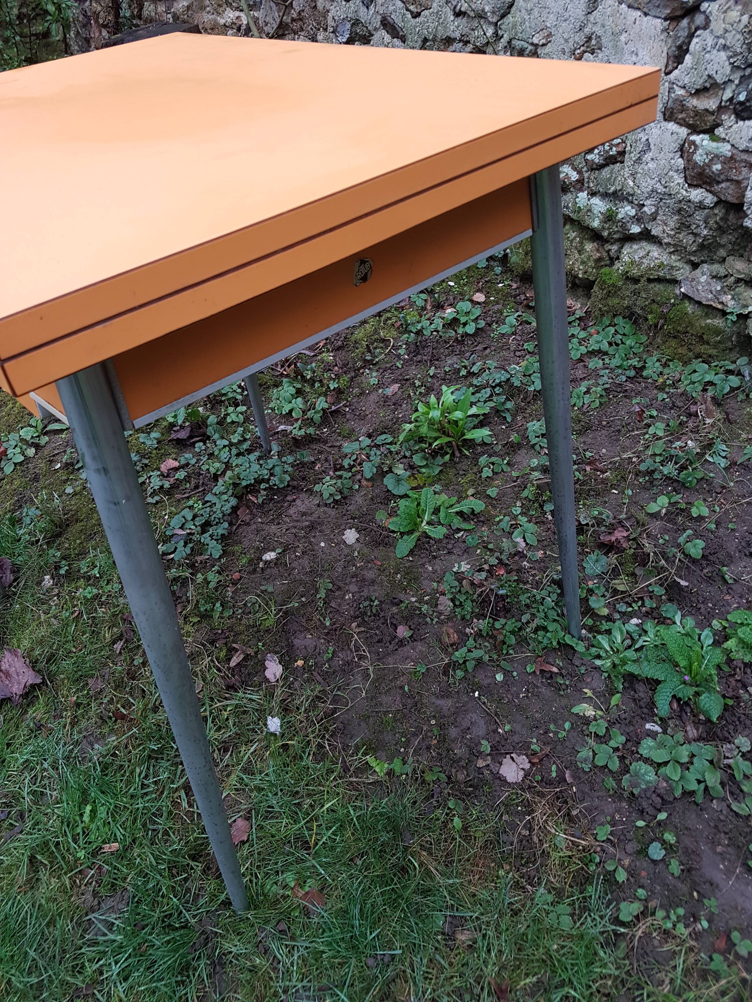 Table orange formica, 2 extensions