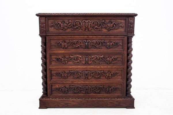 Commode ancienne, France, vers 1885. Après restauration.