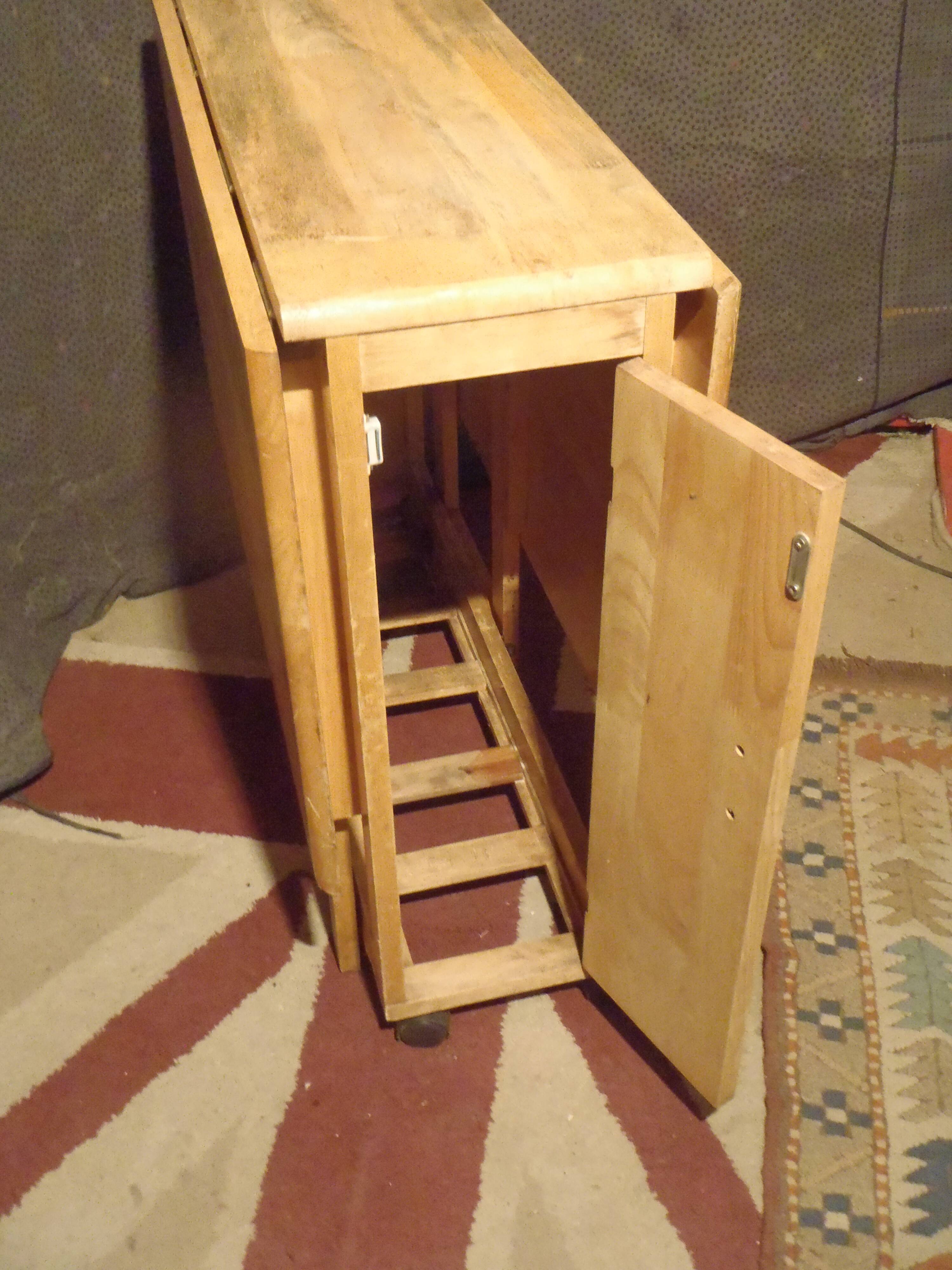 Folding table.