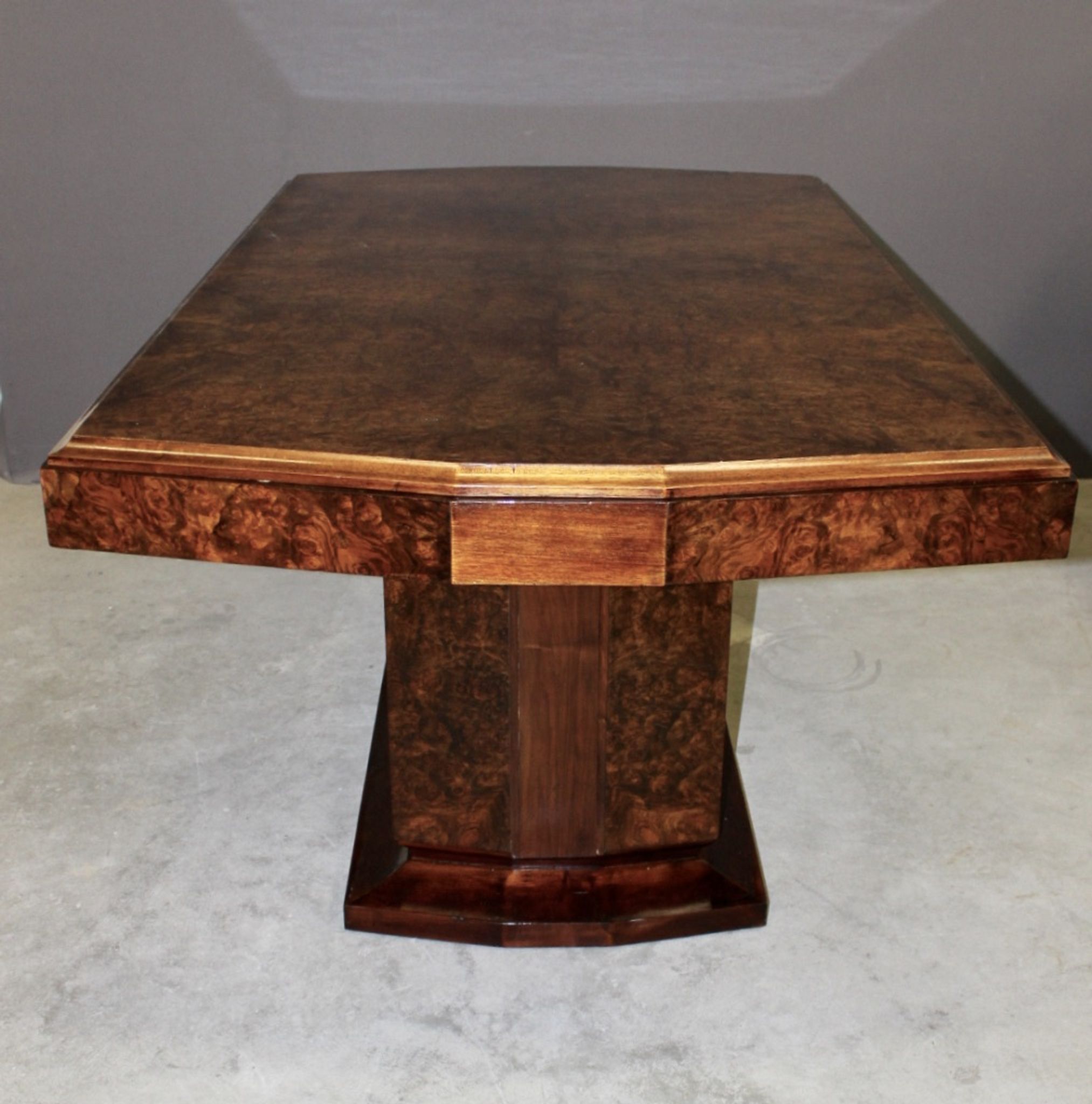 Table art déco en acajou et loupe d'orme vers 1930
