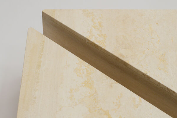 Table basse triangle travertin Up&Up, Italie années 70.