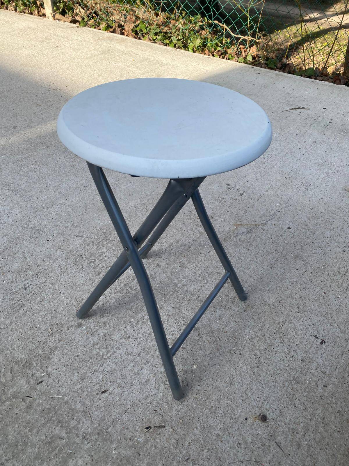 Tabouret industriel pliable en acier gris et bois blanc