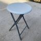 Tabouret industriel pliable en acier gris et bois blanc