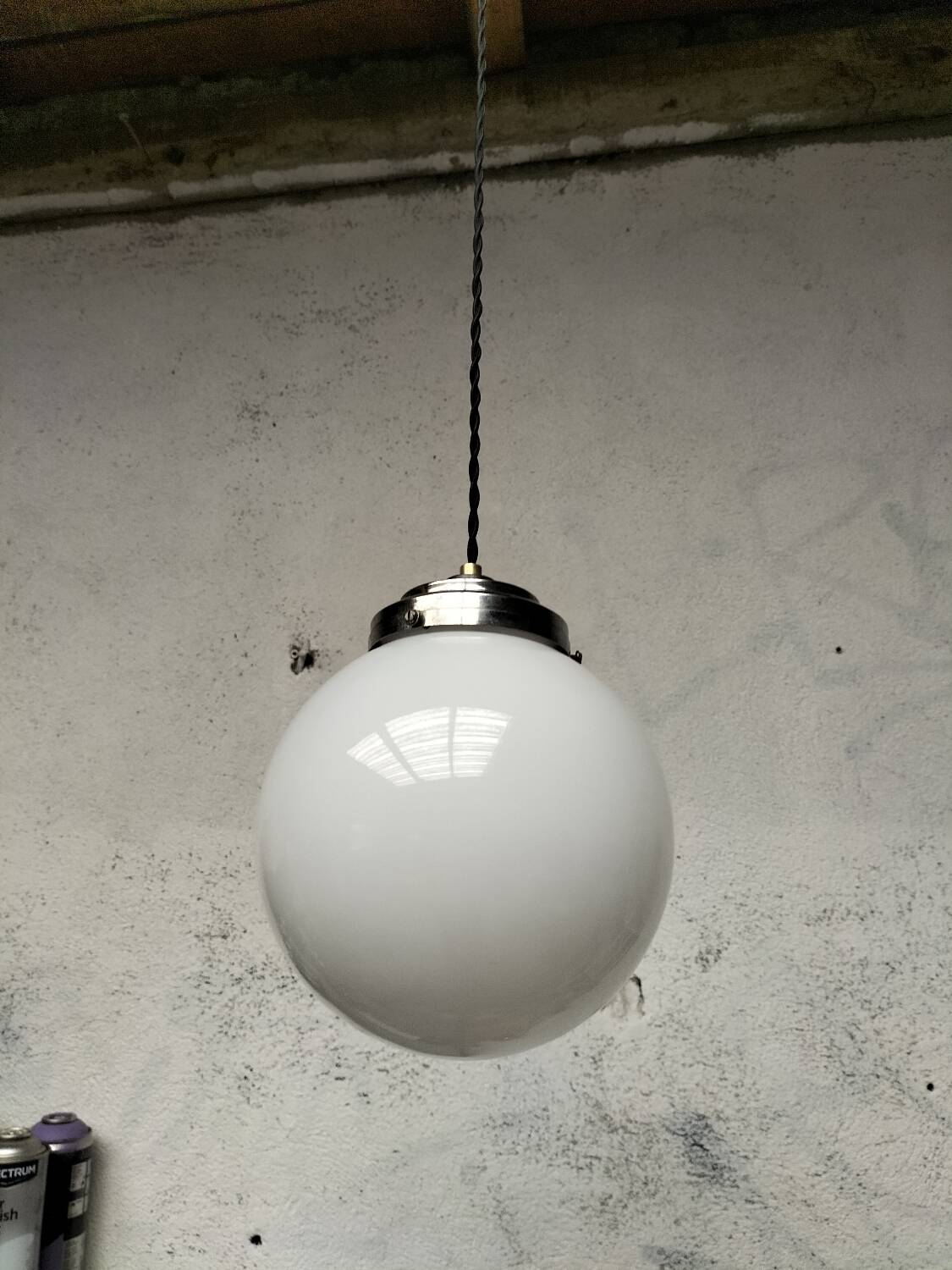 Opaline ball suspension