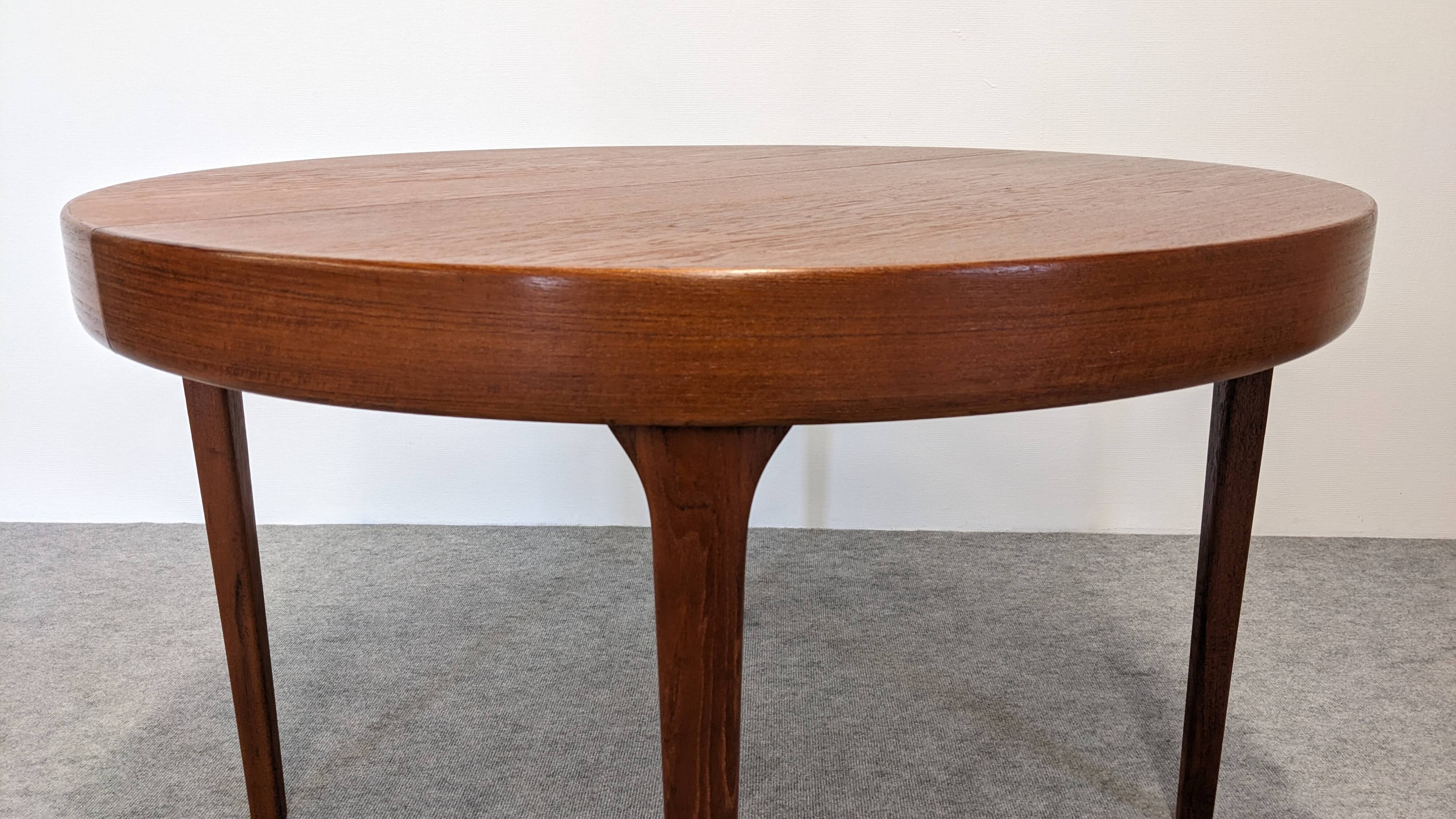 Table ronde extensible en teck de Oluf Theodor Larsen, Danemark vers 1970