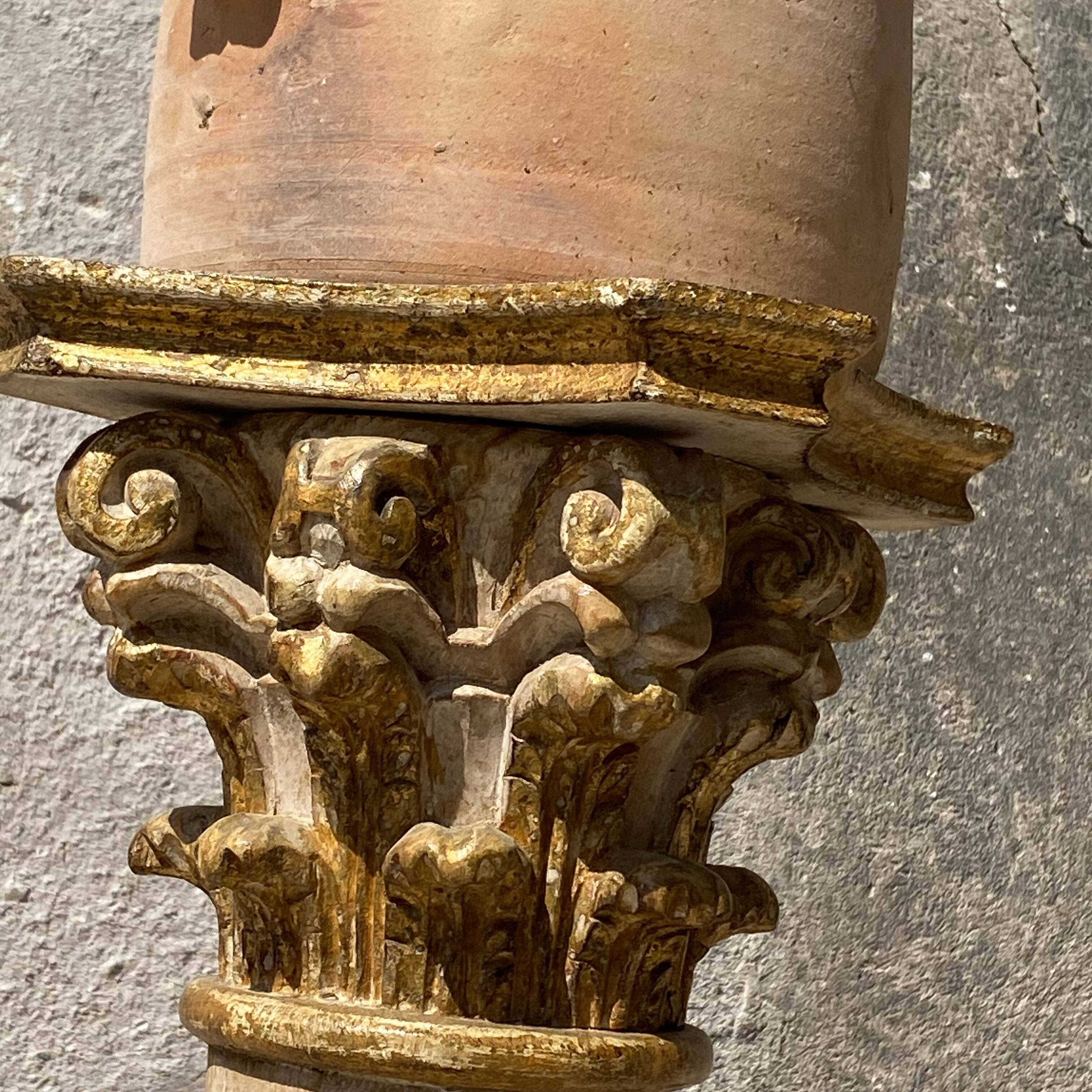 Wooden column in Corinthian style with gilding.