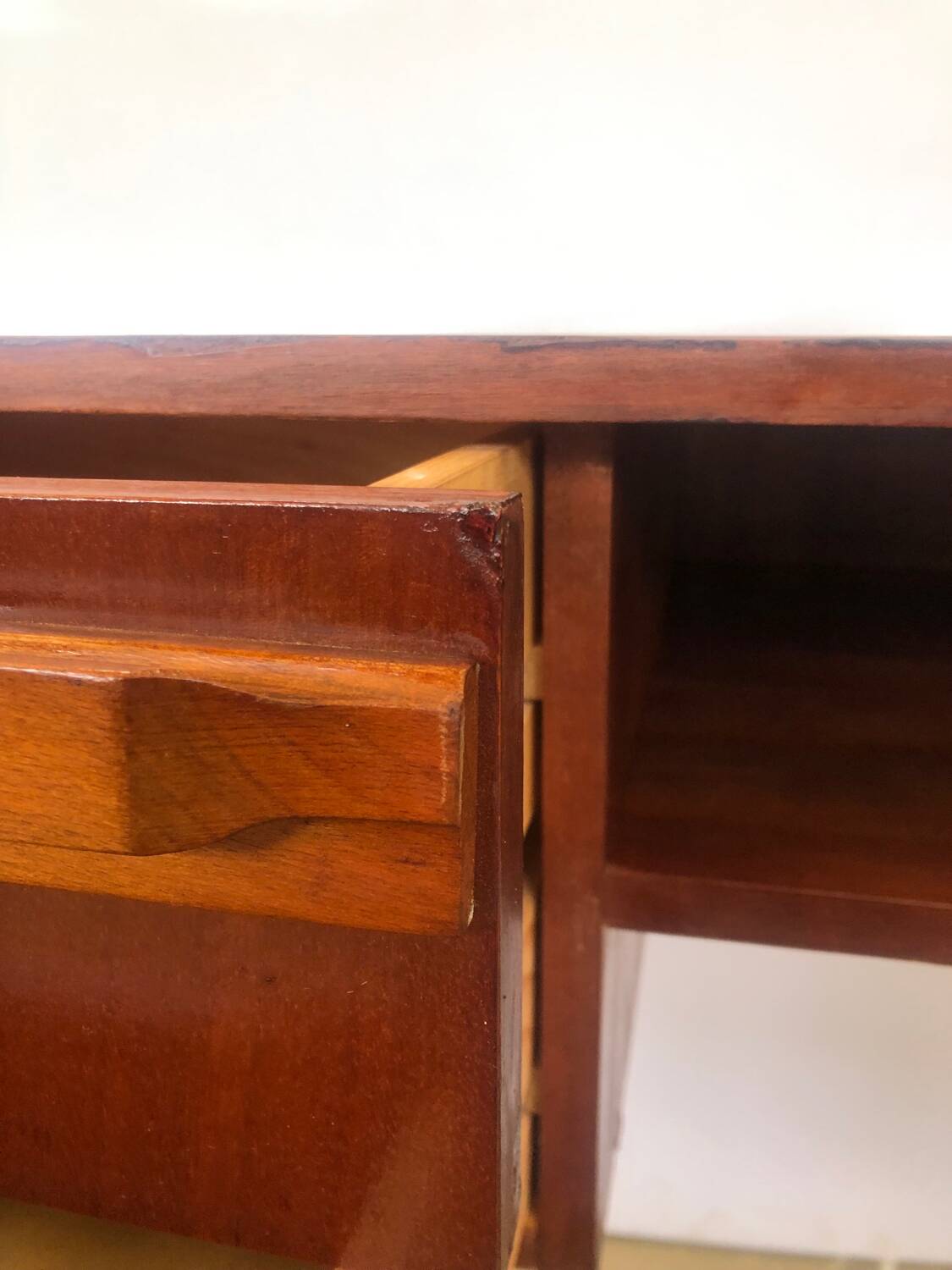 Scandinavian sled base desk