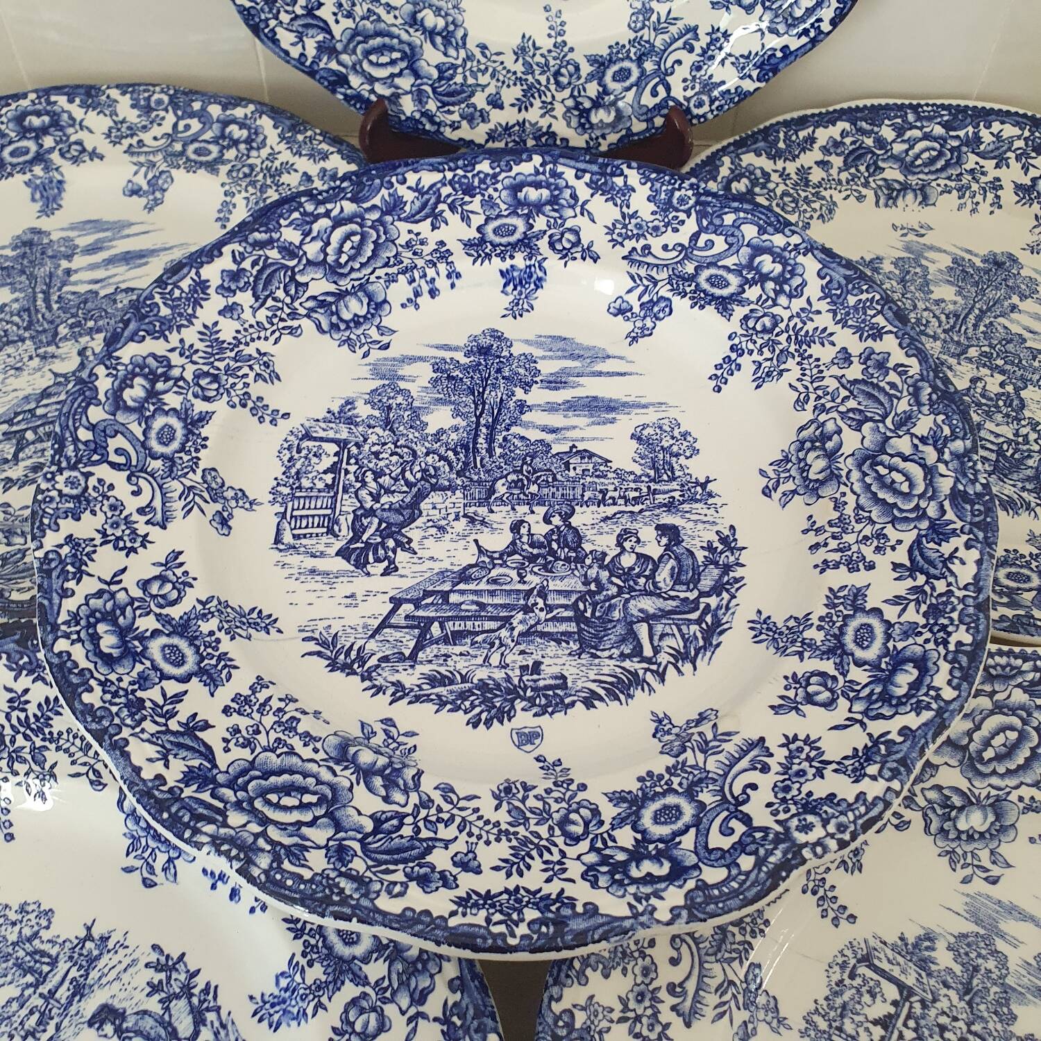 6 earthenware plates with floral and pastoral scene motifs