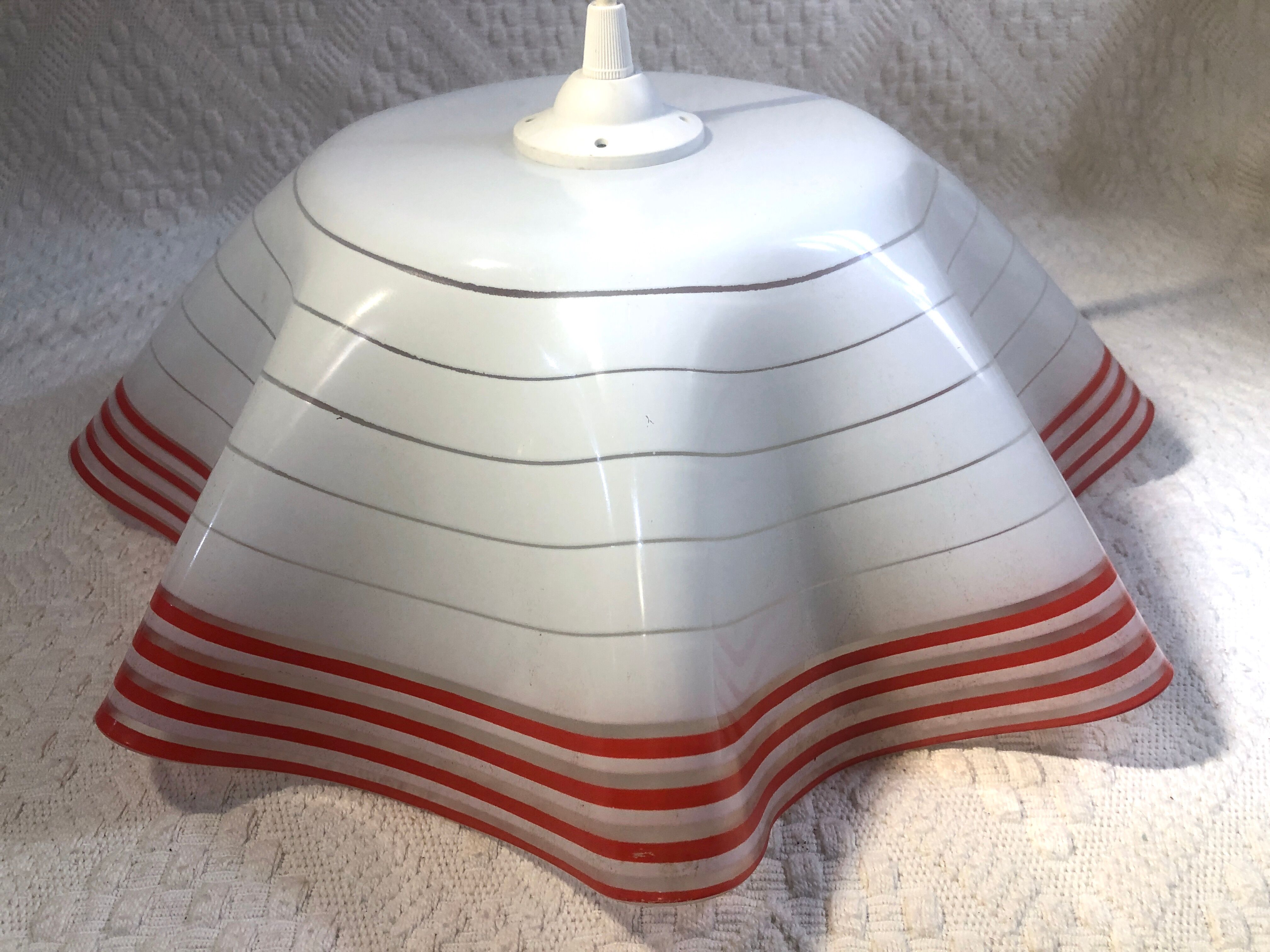 Vintage suspension in white opaline and red border, corolla shape / French vintage