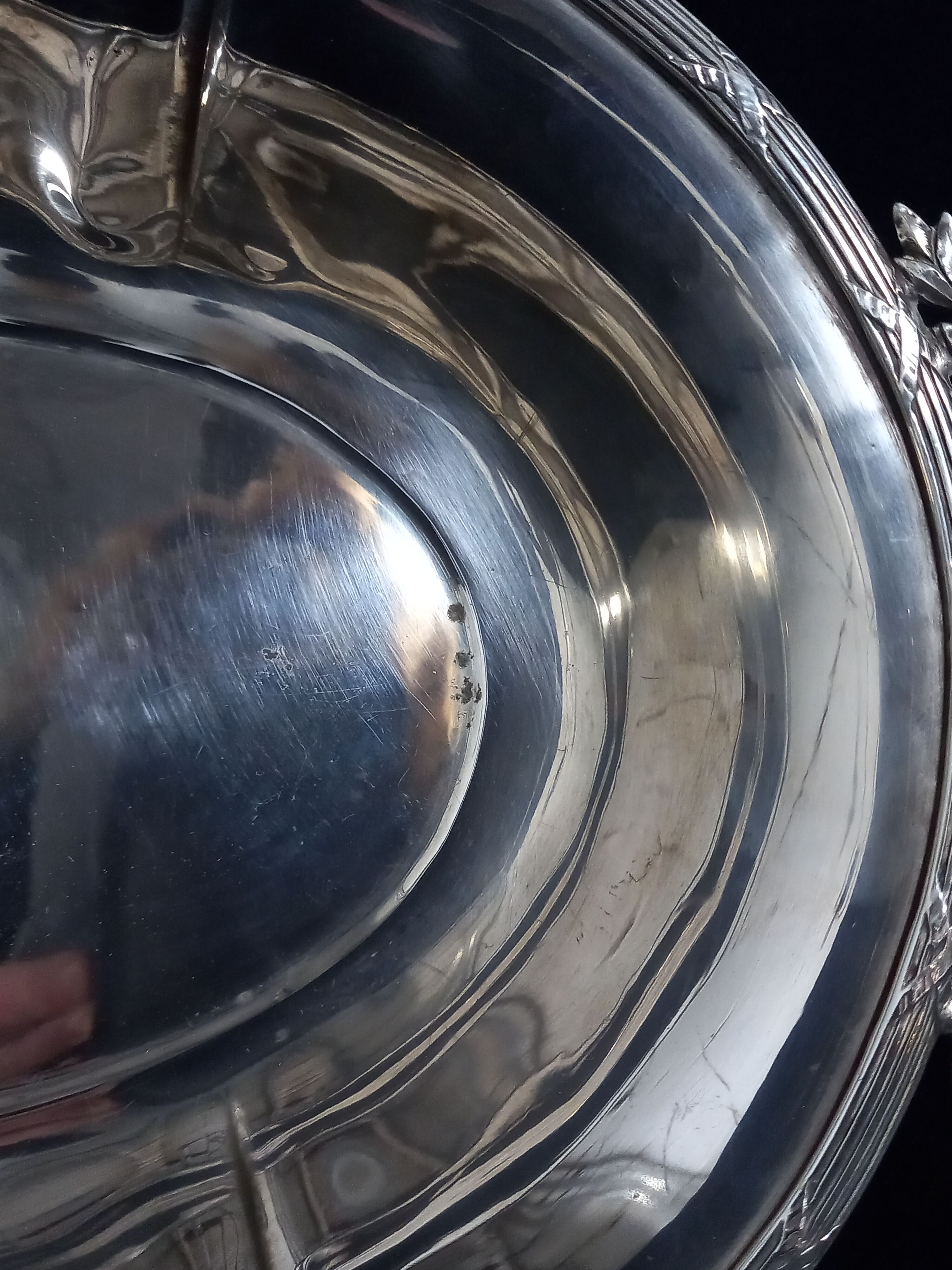 Plat argenté style Louis XVl avec poignées avec motif de torche et carquois