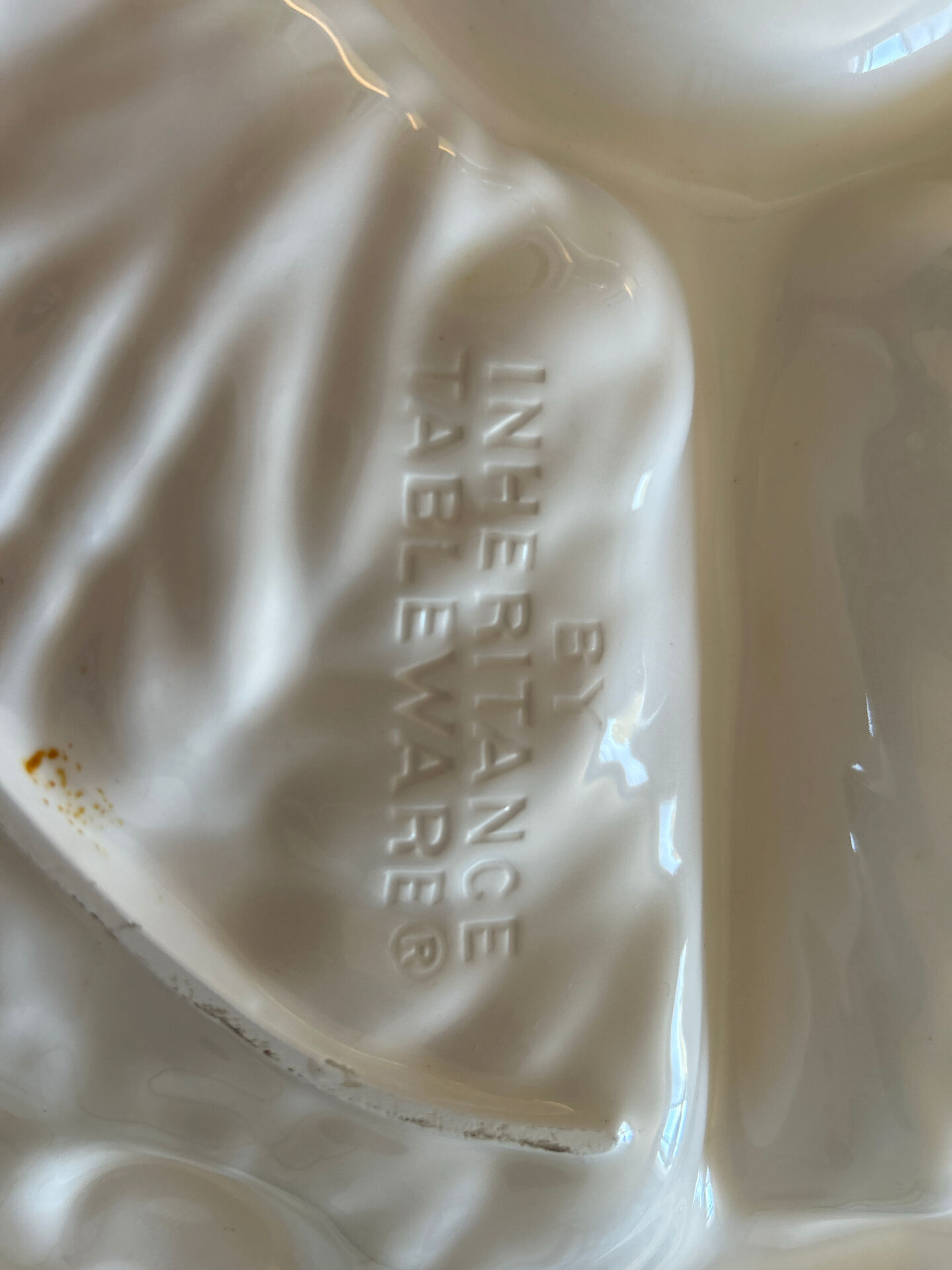 Large decorative plate in the shape of a leaf – Casual Dining