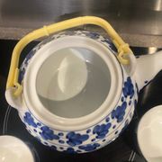 Service à thé en céramique bleue et blanche