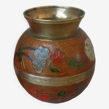 Ancien petit vase en laiton et émail décor floral, Petit pot artisanal en laiton