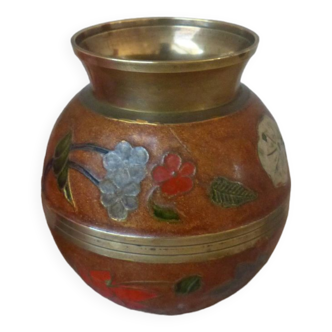 Ancien petit vase en laiton et émail décor floral, Petit pot artisanal en laiton