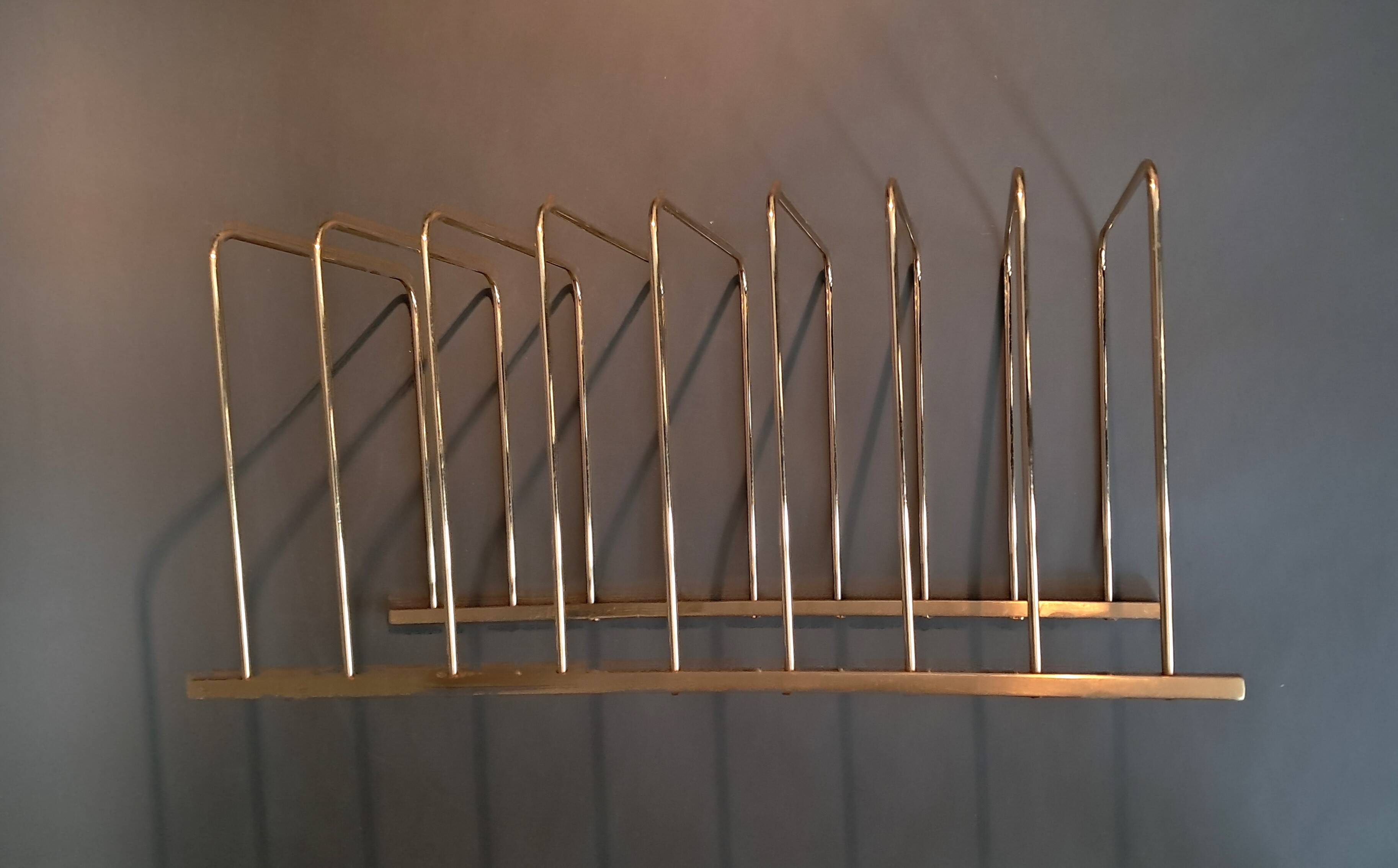 Porte vinyles en laiton doré mural ou à poser 1960/1970.