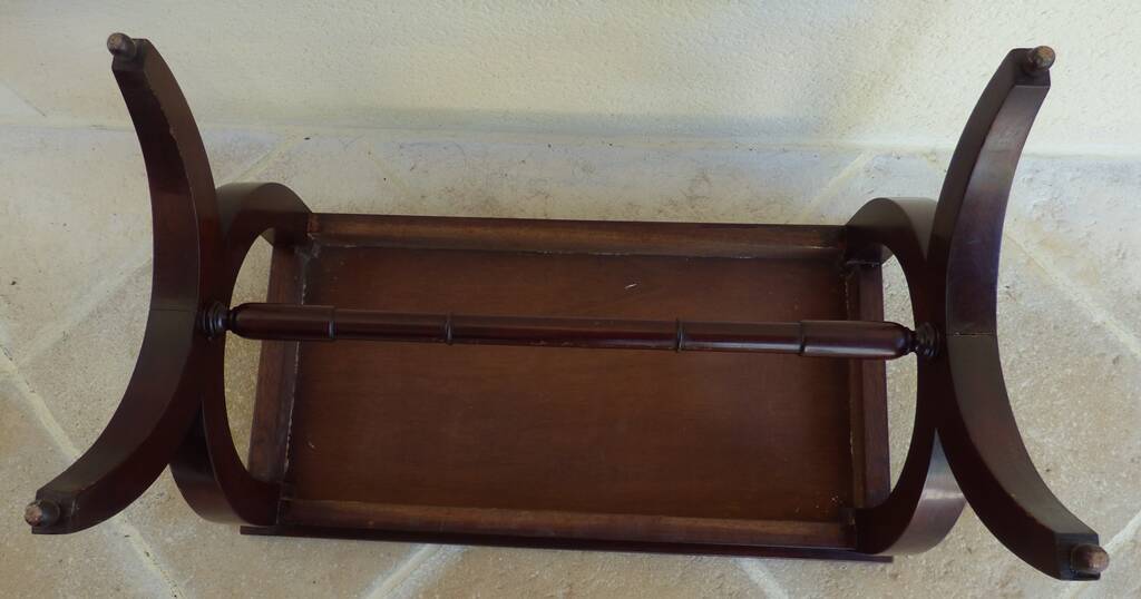 Restoration style coffee table in mahogany-colored wood / Very good condition