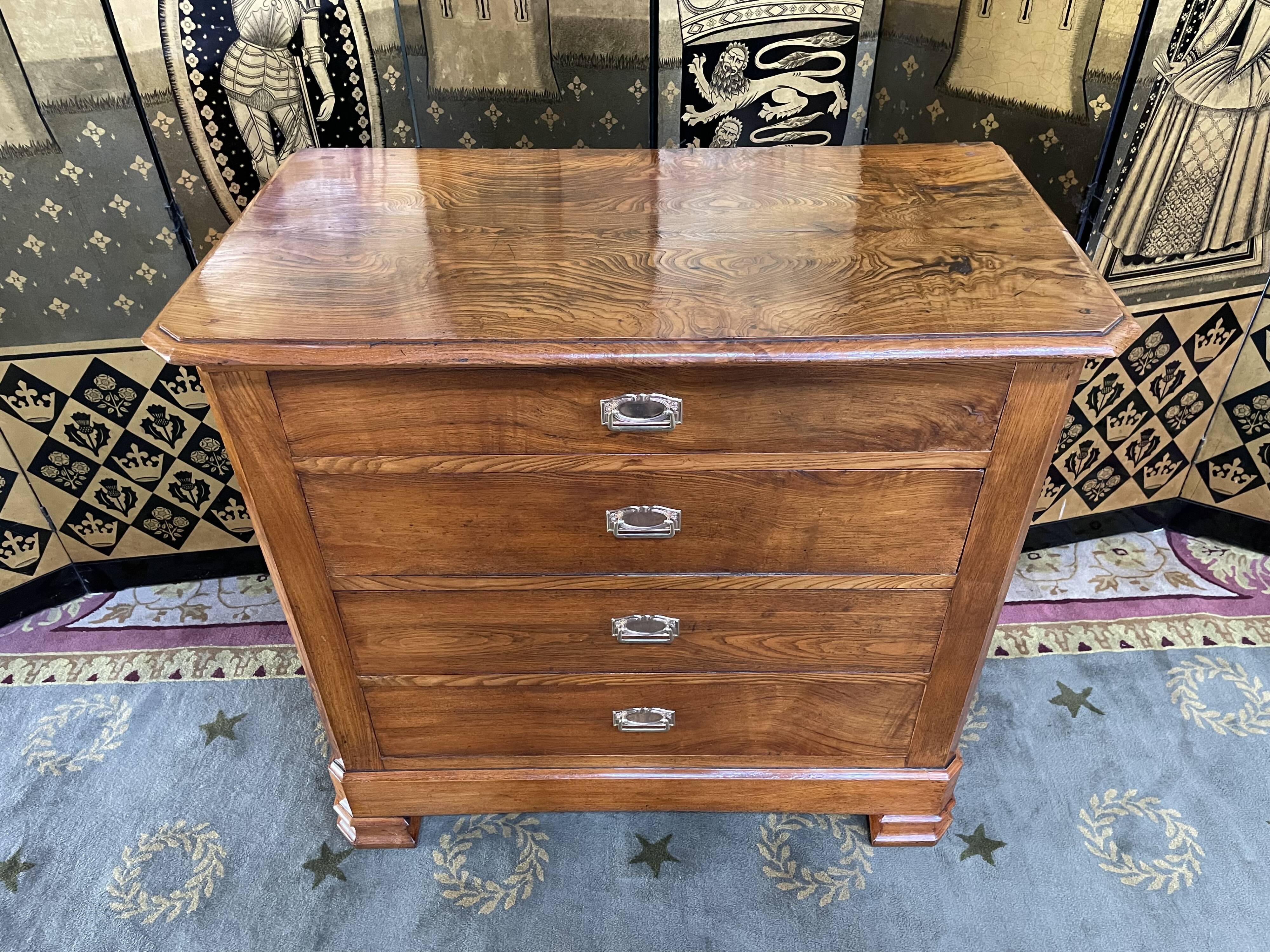 Commode Louis Philippe en Orme era