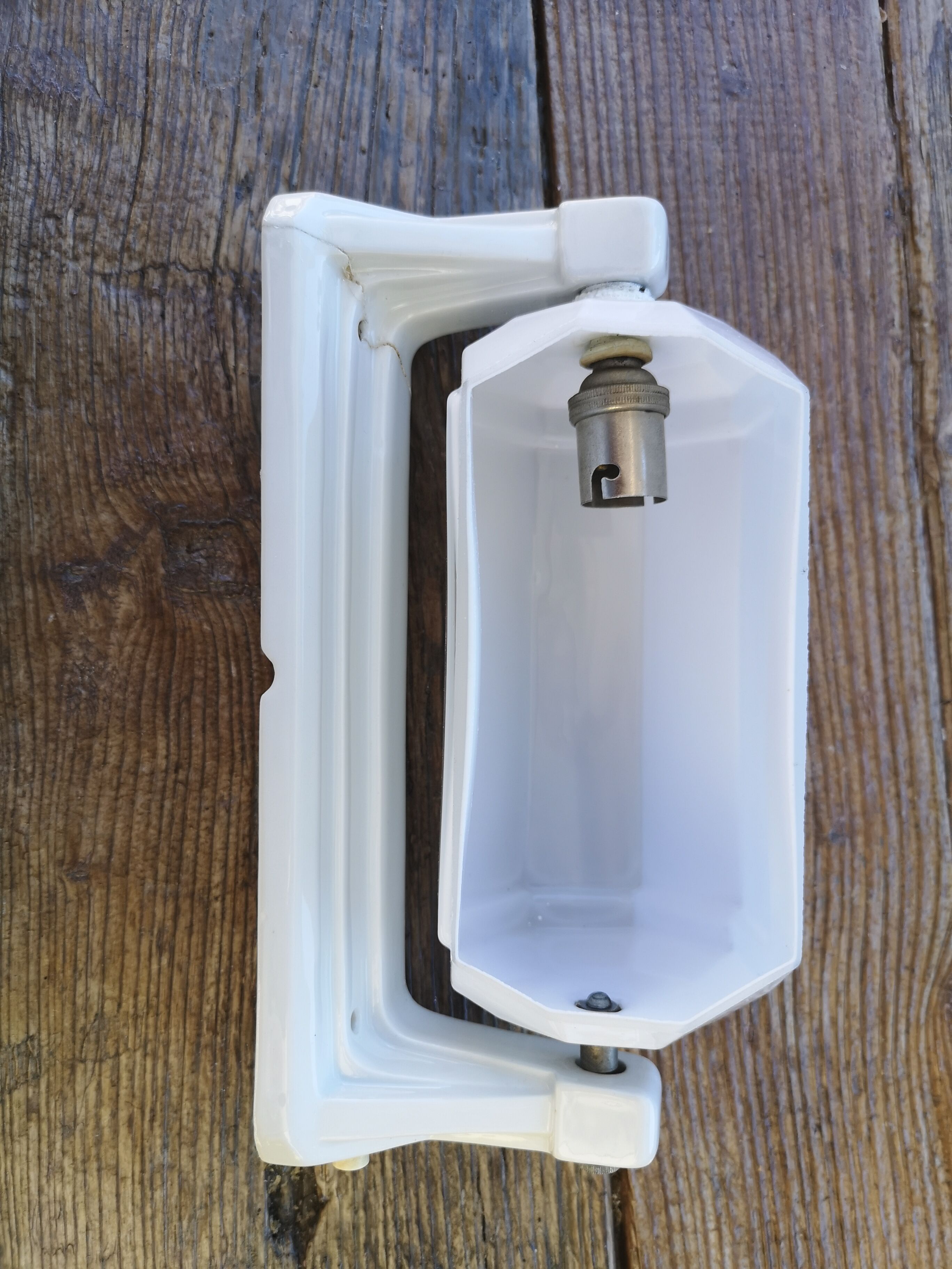 Art deco bathroom apply in porcelain and white opaline