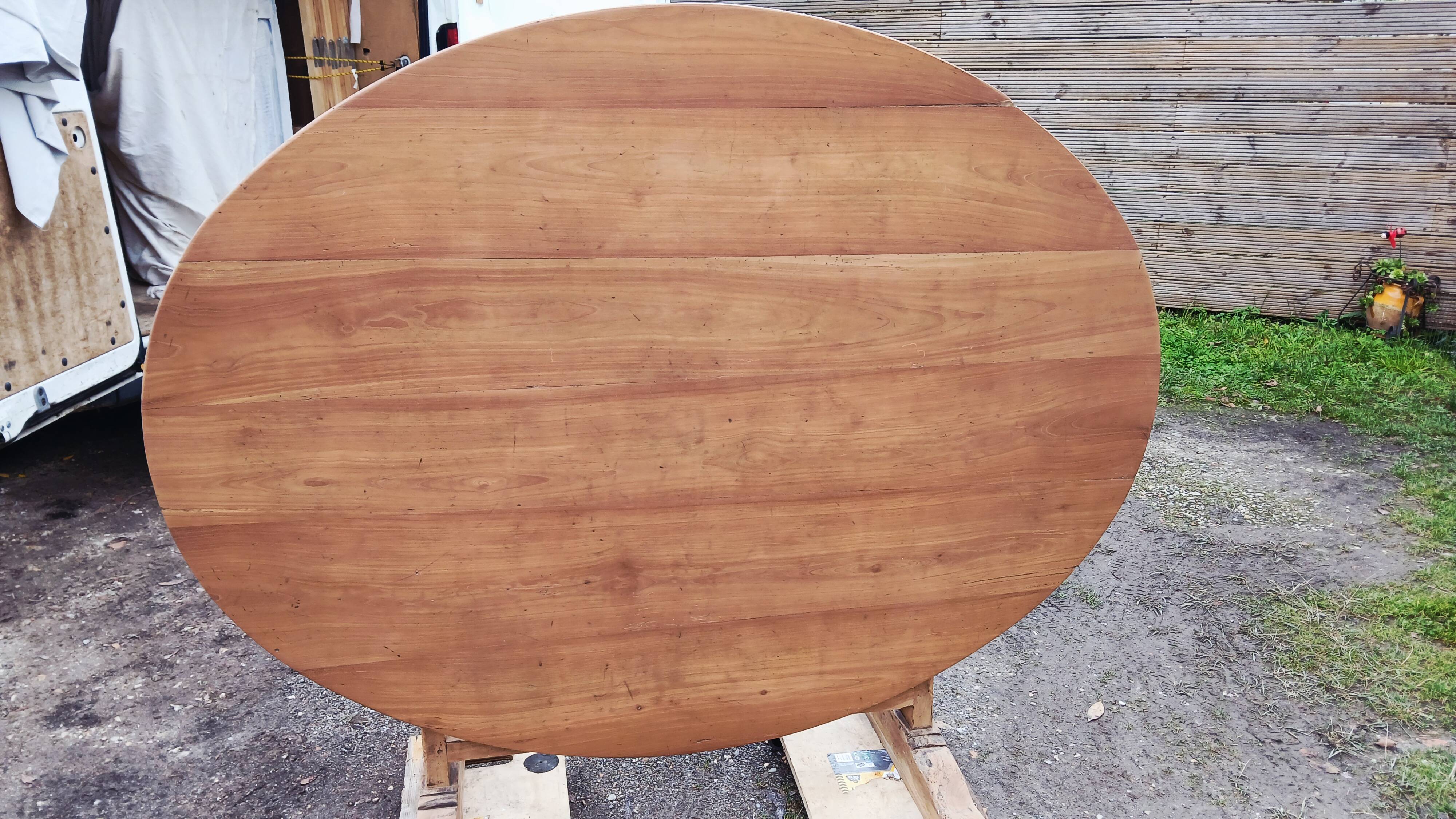 Oval table of grape harvesters from the Southwest in cherry wood