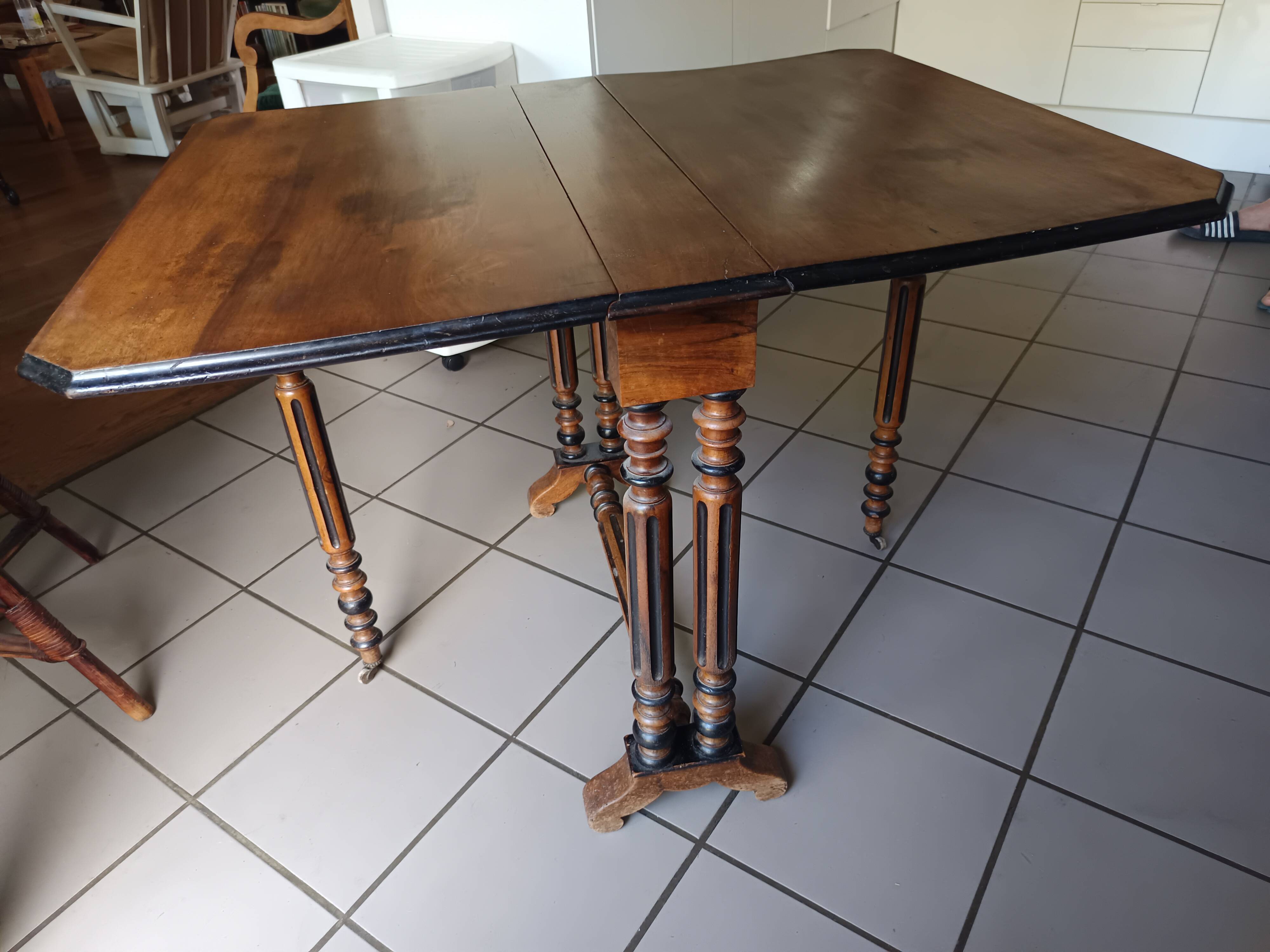 Table ancienne pliante style Louis XIII / Henri II – 100 × 80 cm