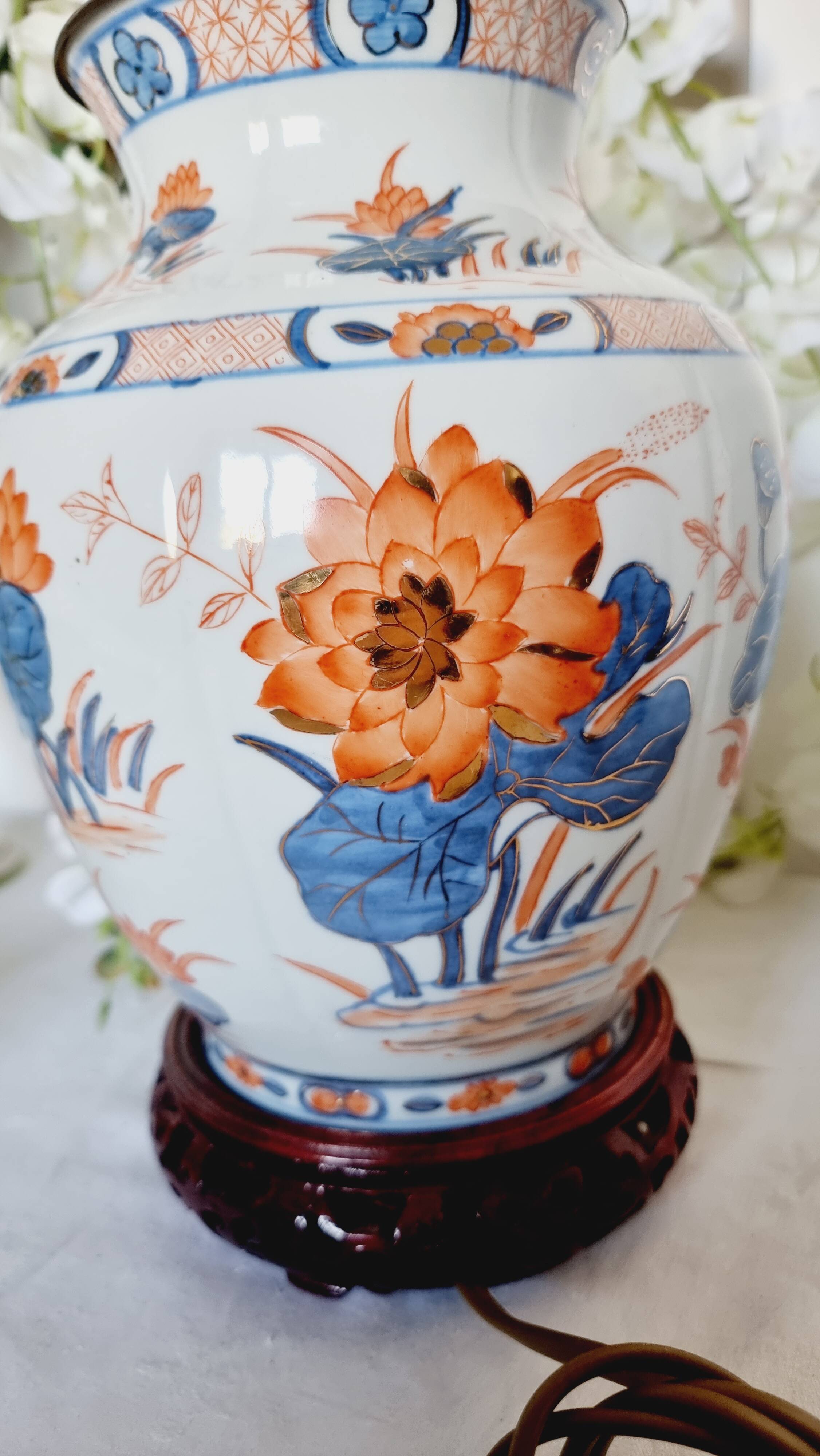 Hand-painted porcelain table lamp, Chinese Imari style.