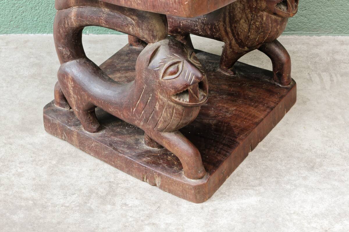 Siège africain monoxyle en bois sculpté