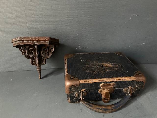 Small old wall console in carved wood, master harness, 19th century