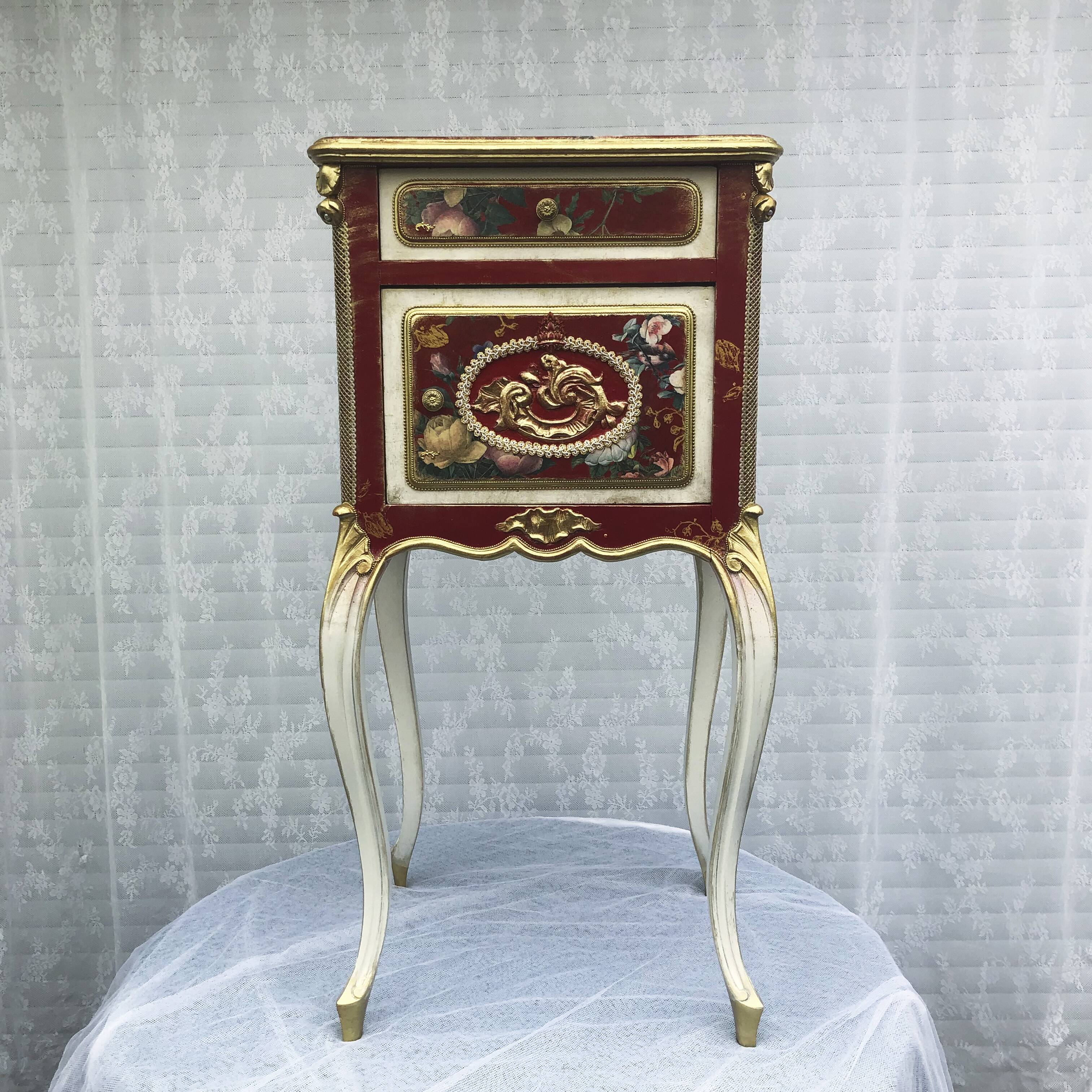 Meuble relooké baroque – pièce décorative rouge et doré