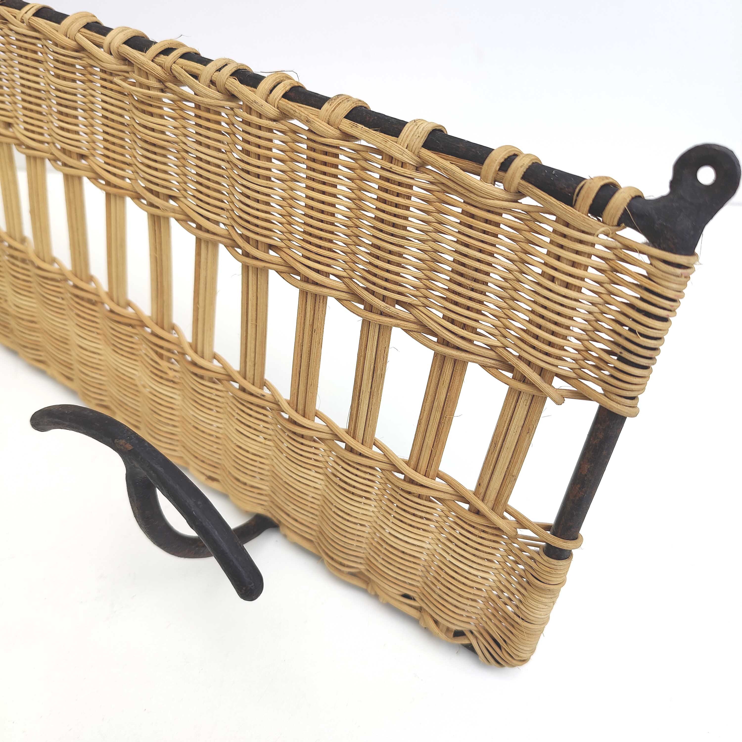 Porte manteaux mural à 3 patères en fer et osier tressé années 60