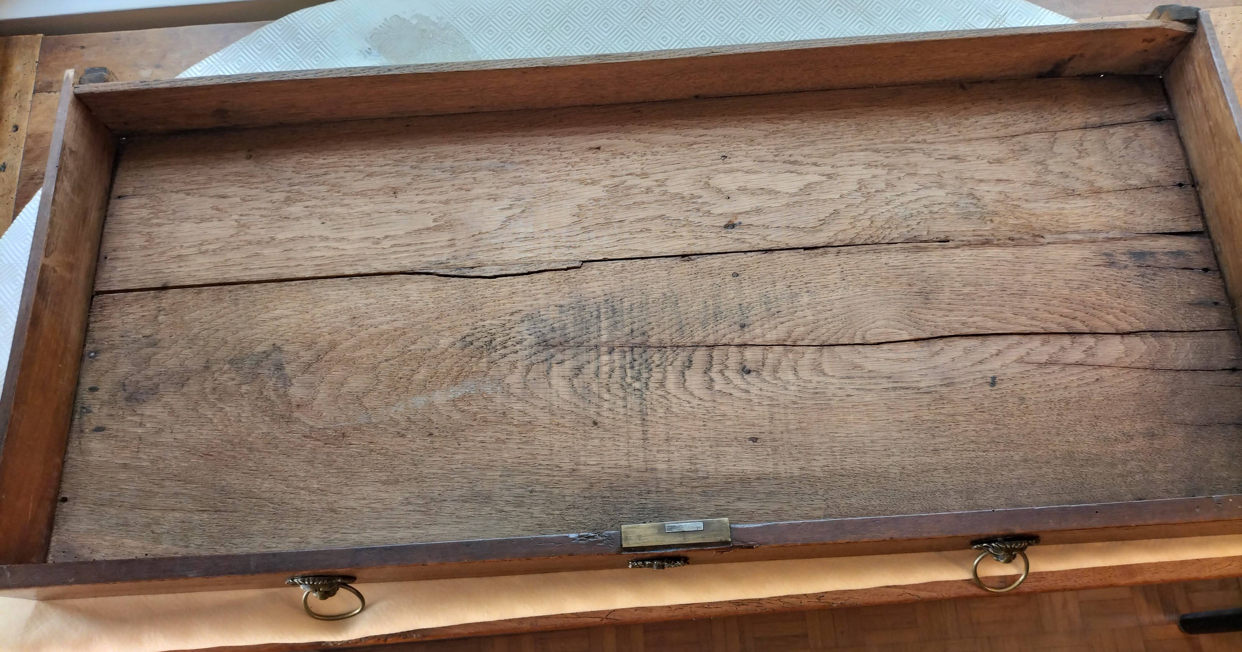 Jumping chest of drawers with 3 drawers in solid walnut, Restoration style.