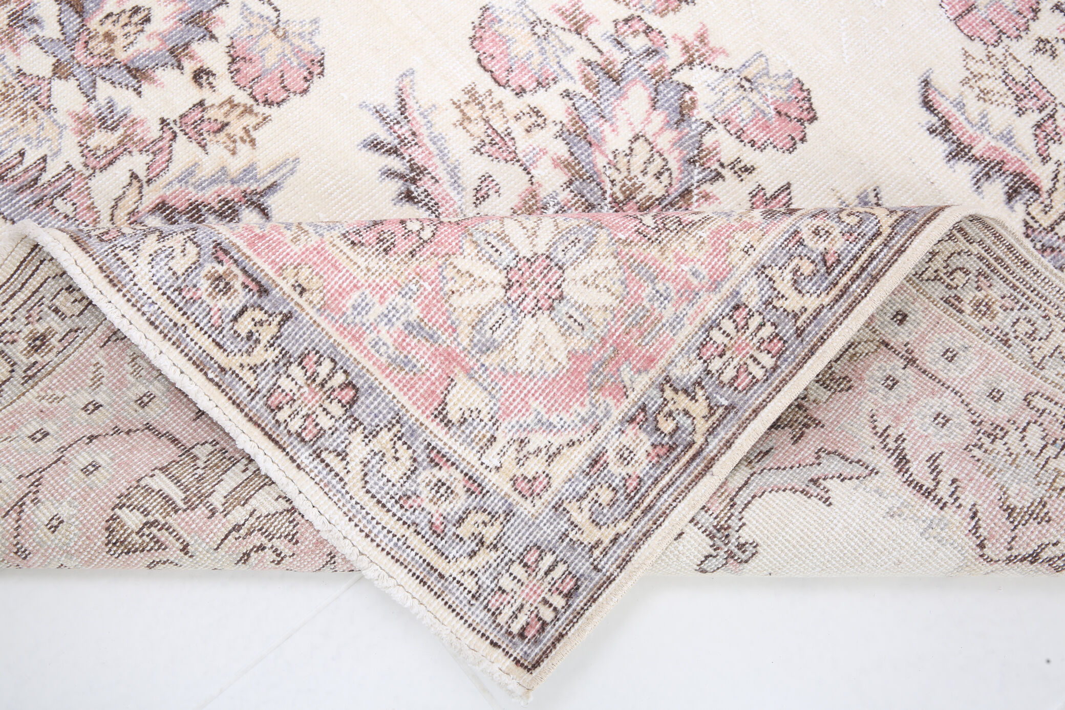 Farmhouse floral vintage carpet rug