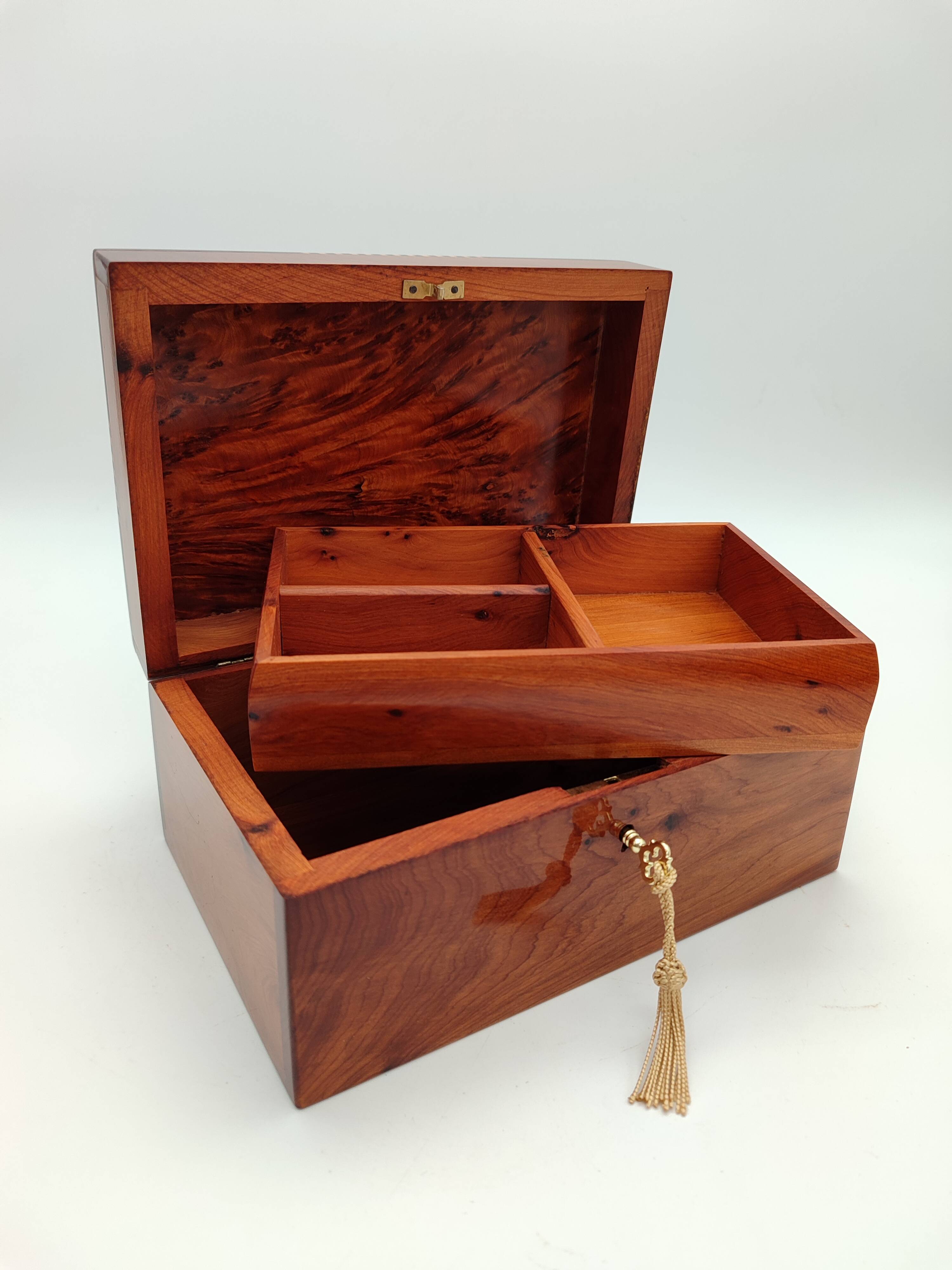 Thuya box locked with pearl encrusted key