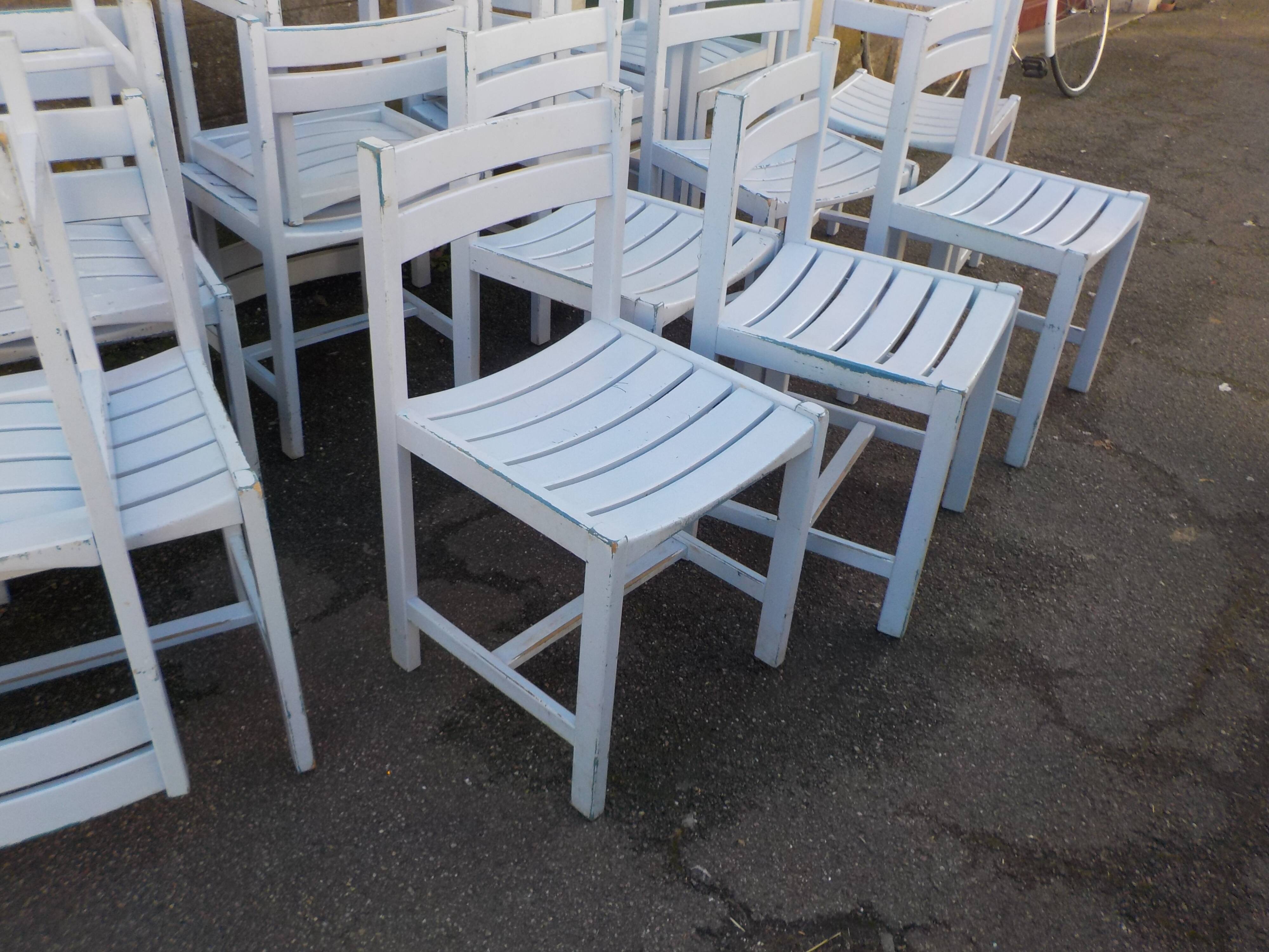 16 chaises en bois peinte lamelles jardin